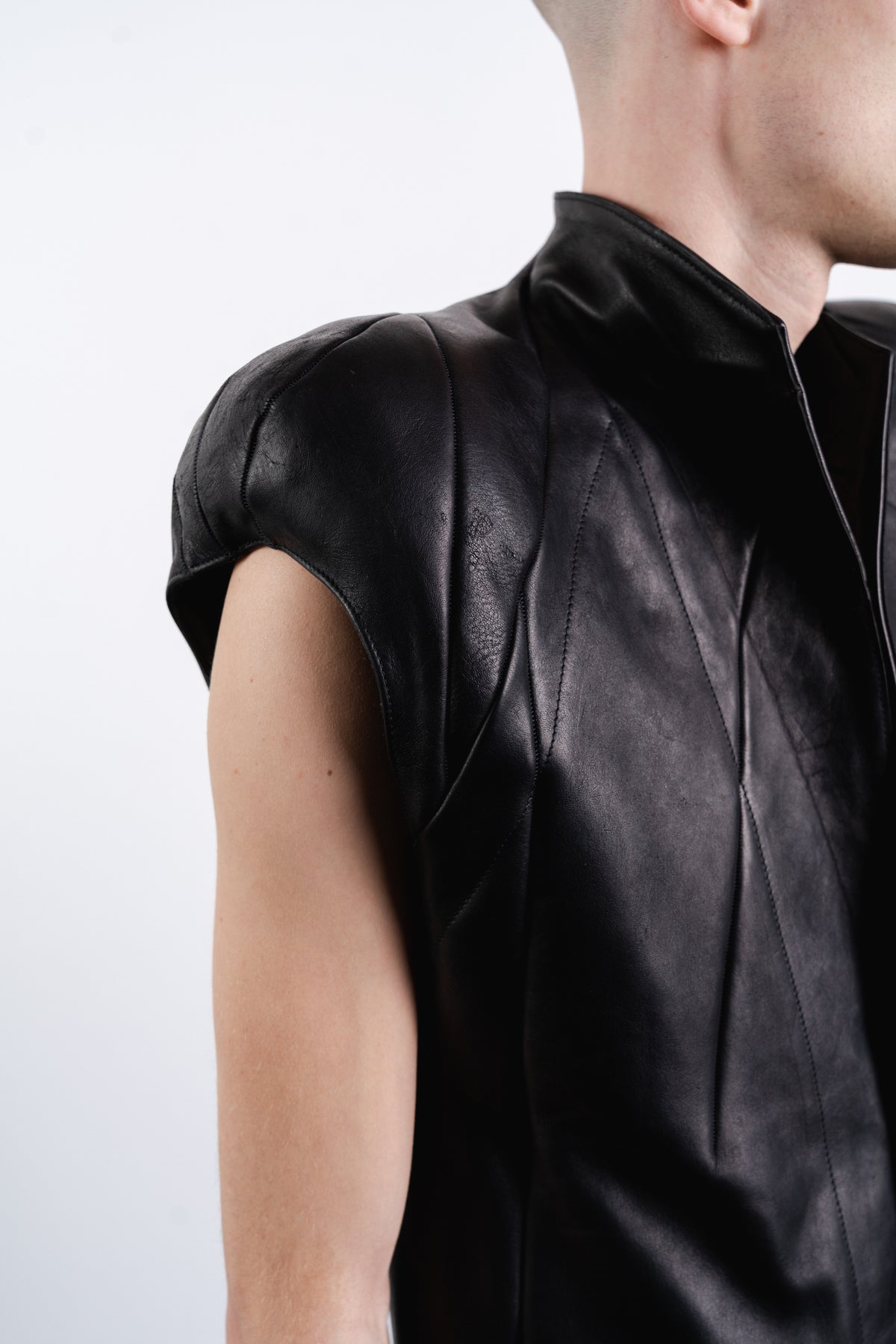 DISTORTION POWER SHOULDER SLEEVELESS BLAZER