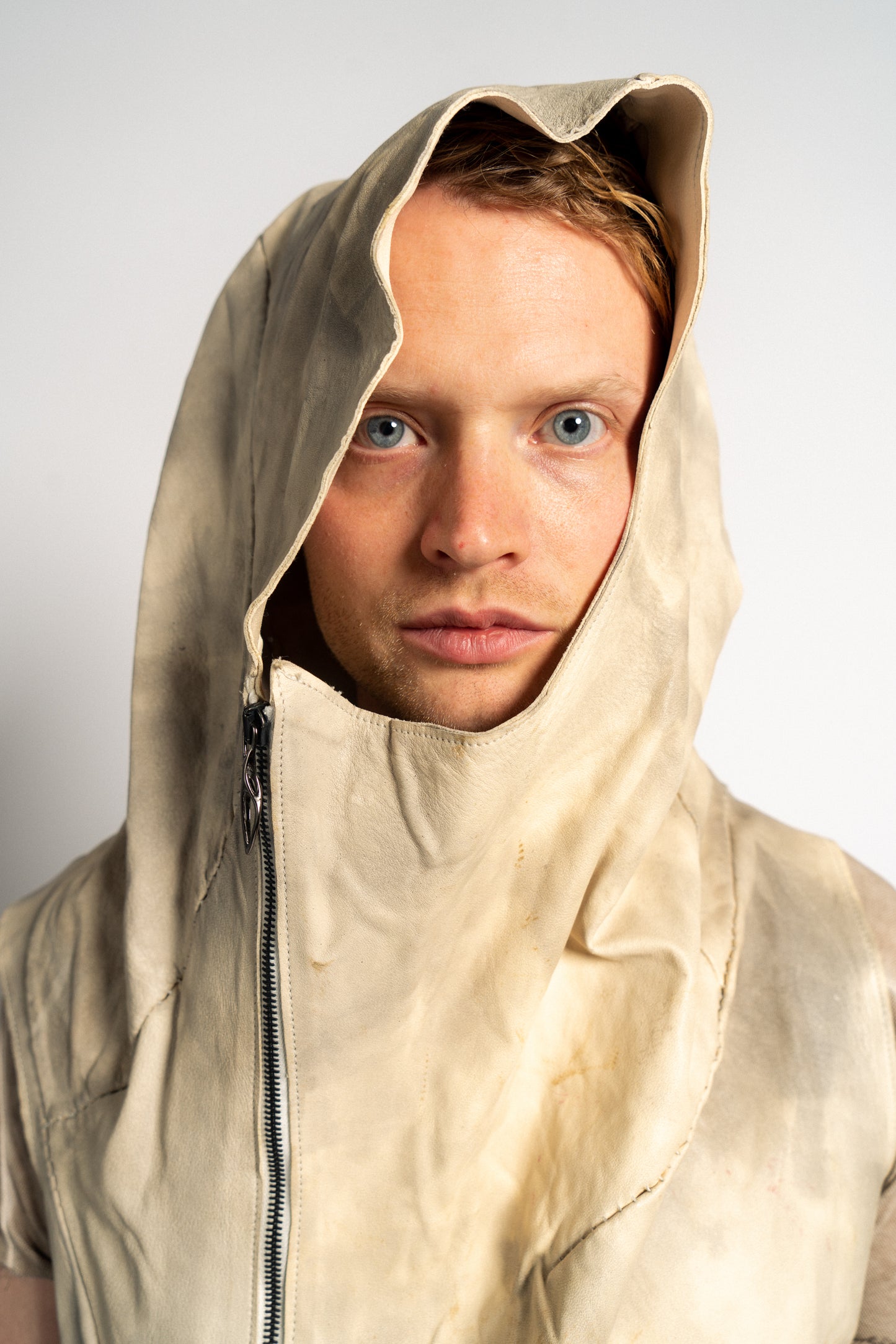 DISTORTION CURVED HOODED VEST