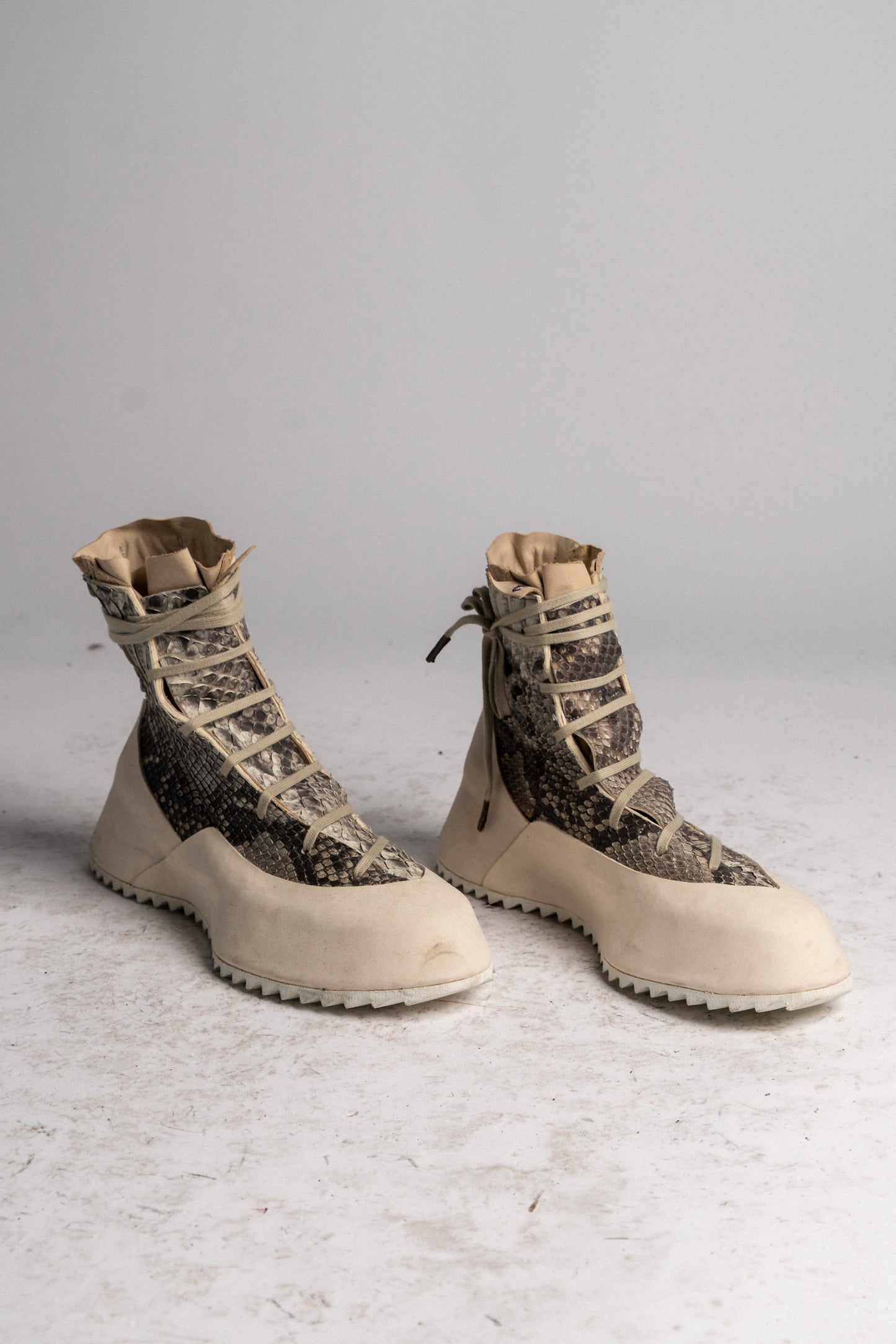 DISTORTION FEATHERWEIGHT HIGH TOP SNEAKER