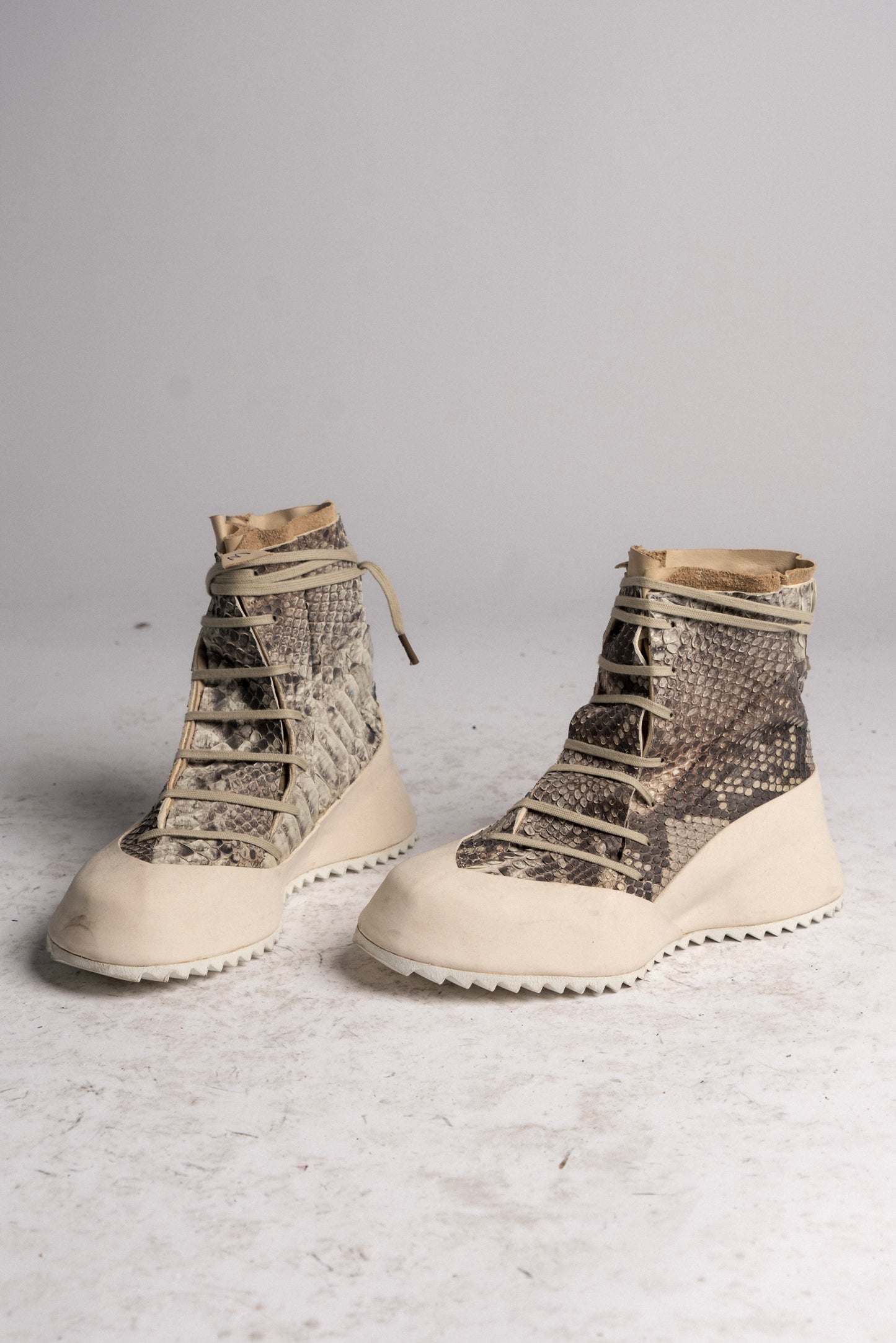 DISTORTION FEATHERWEIGHT HIGH TOP SNEAKER