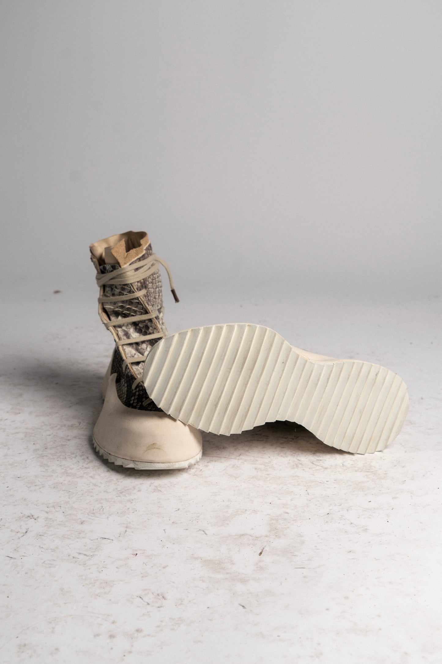 DISTORTION FEATHERWEIGHT HIGH TOP SNEAKER