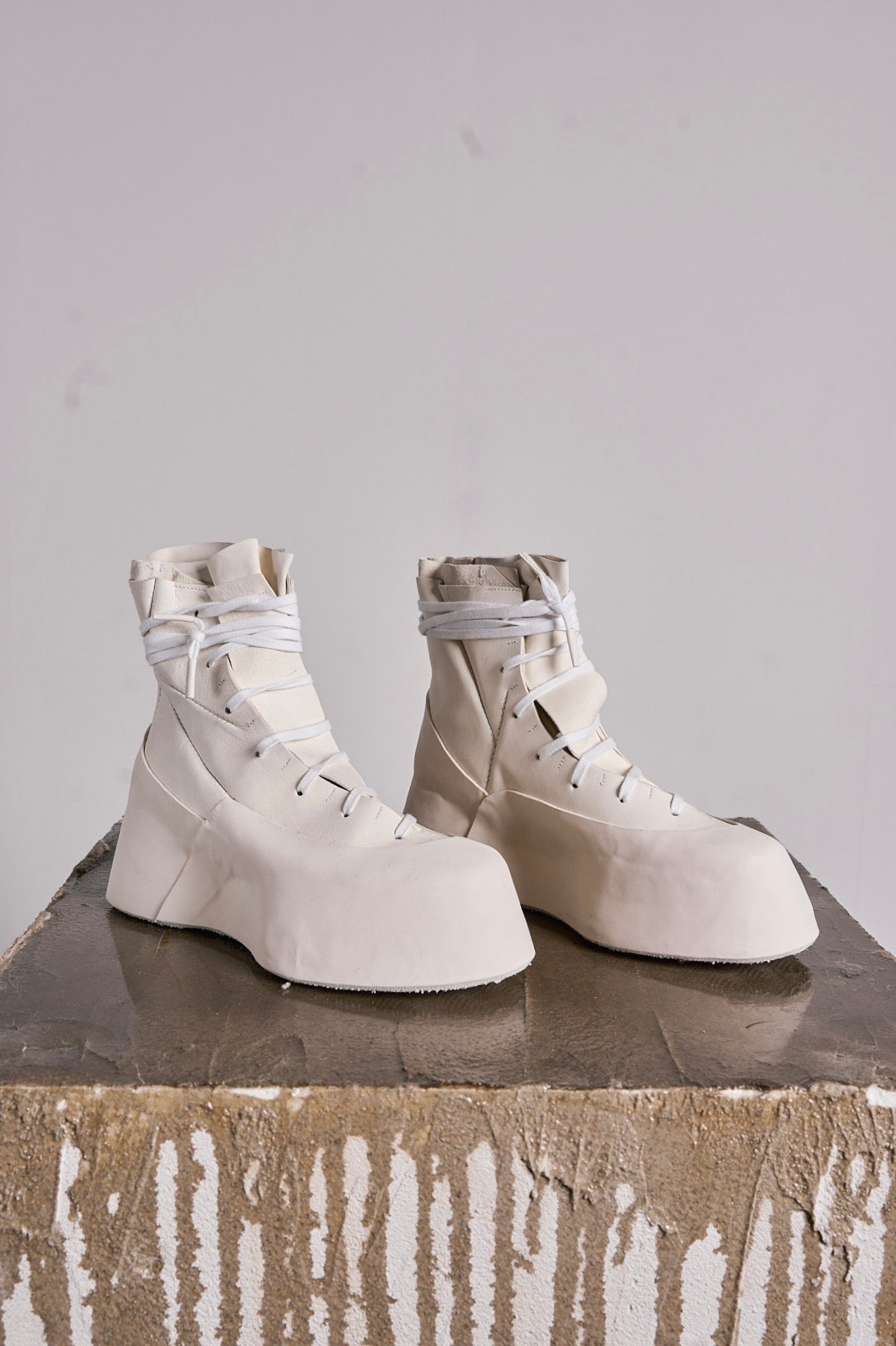 DISTORTION FEATHERWEIGHT HIGH TOP SNEAKER