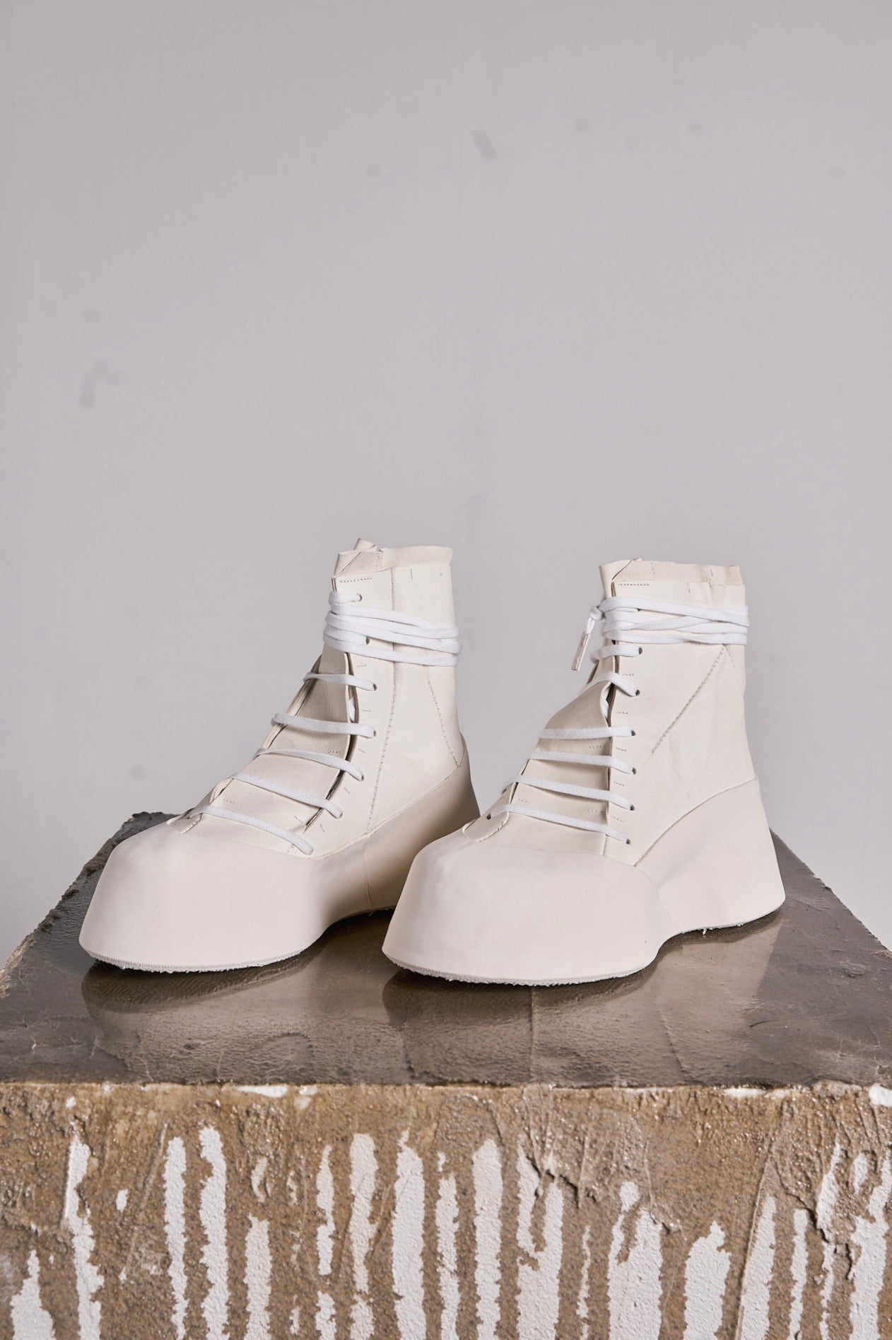 DISTORTION FEATHERWEIGHT HIGH TOP SNEAKER