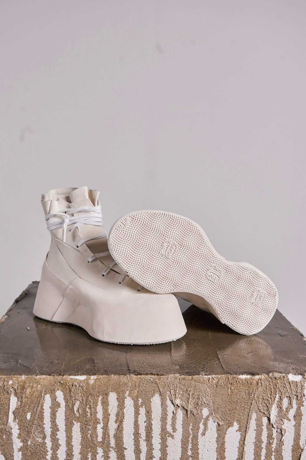 DISTORTION FEATHERWEIGHT HIGH TOP SNEAKER