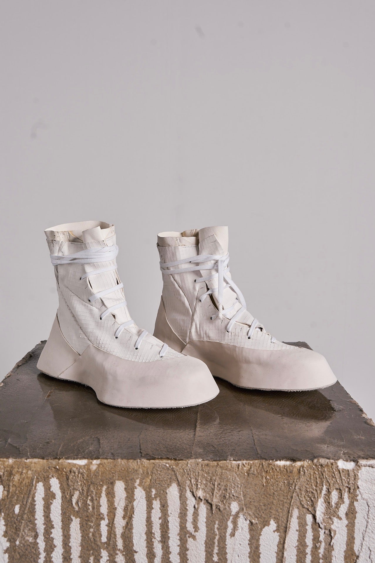 DISTORTION FEATHERWEIGHT HIGH TOP SNEAKER