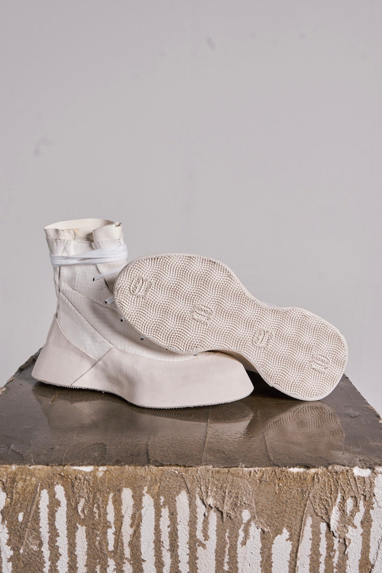 DISTORTION FEATHERWEIGHT HIGH TOP SNEAKER