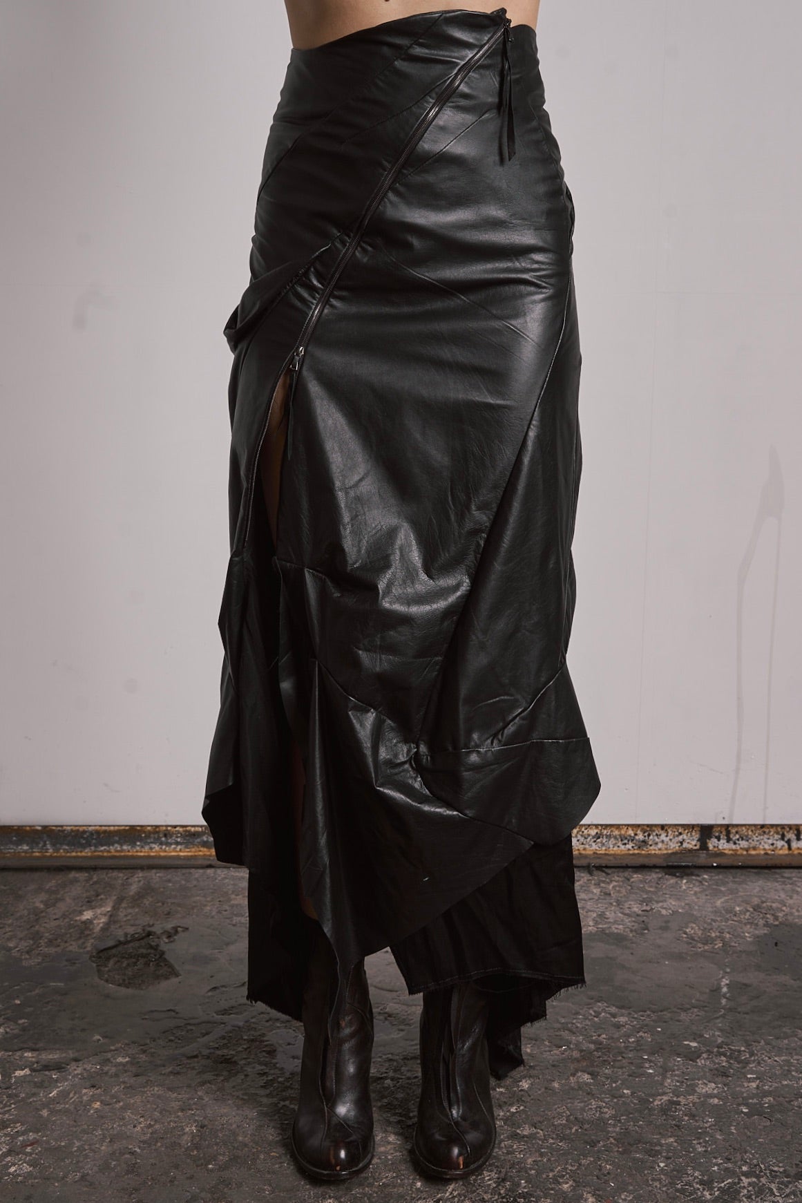 DISTORTION KNEE SKIRT