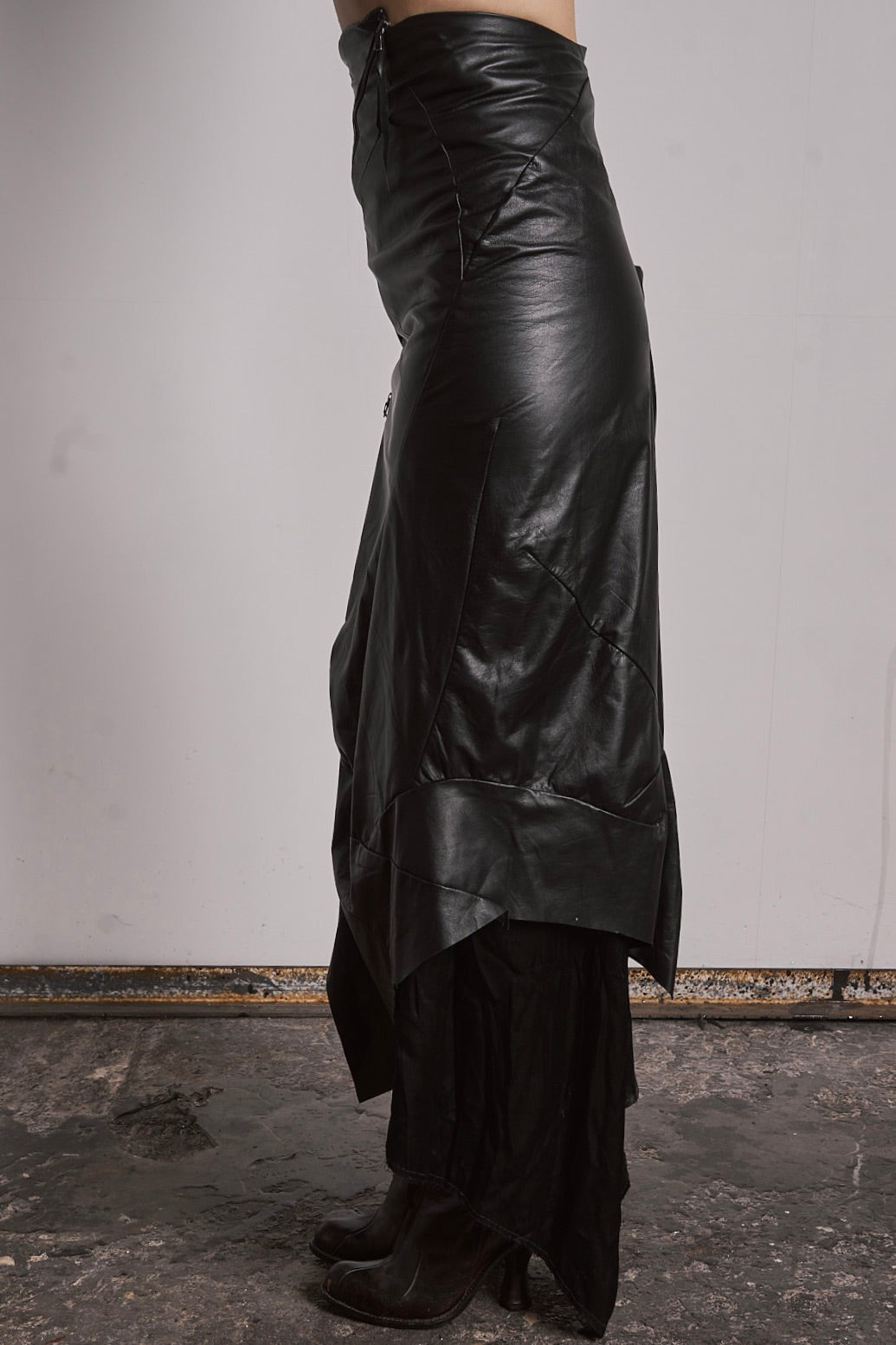 DISTORTION KNEE SKIRT