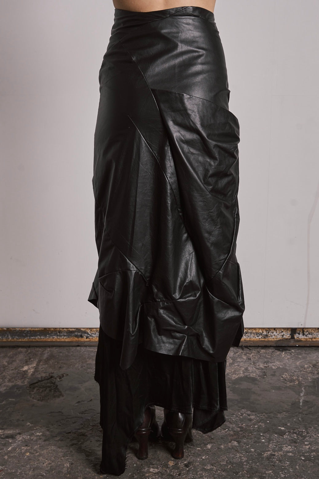 DISTORTION KNEE SKIRT