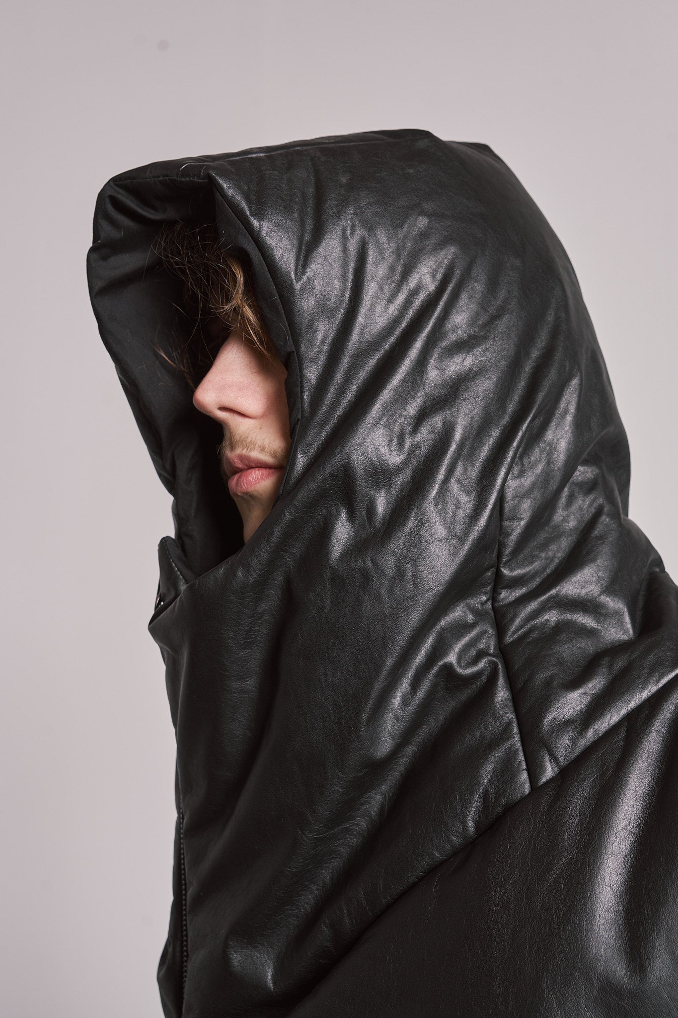 DISTORTION CURVED HOODED VEST