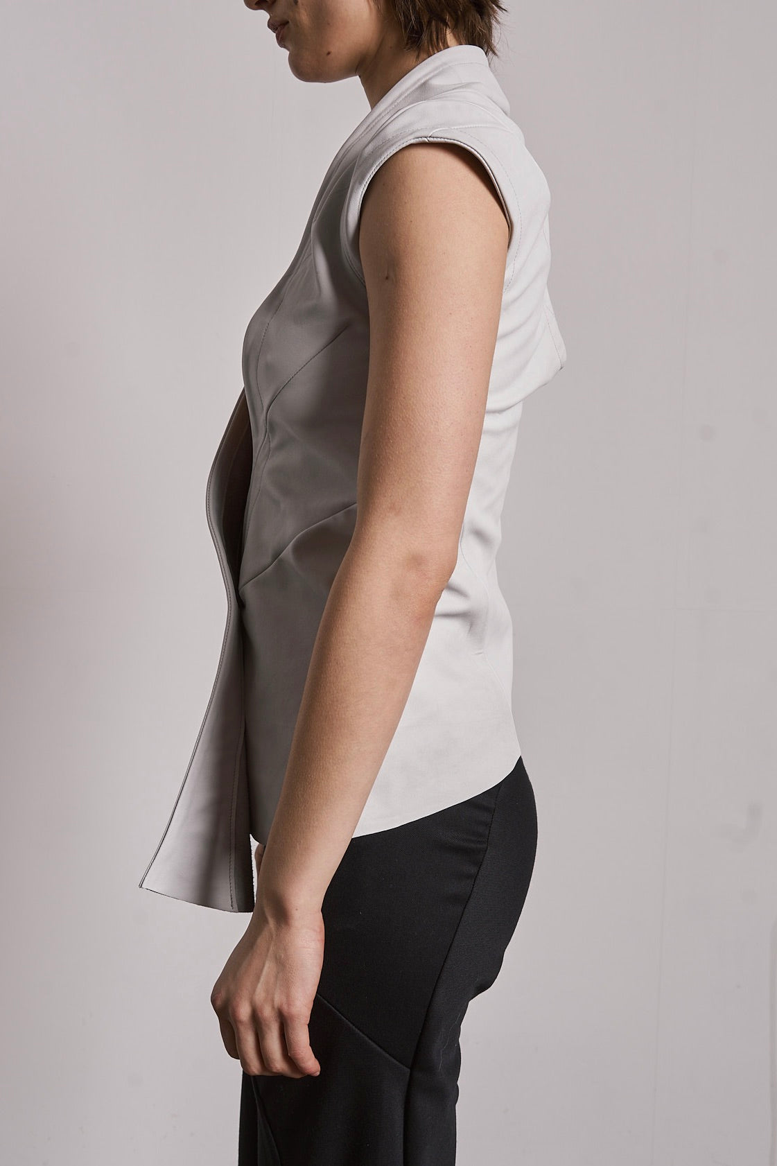 DISTORTION OPEN SHOULDER VEST