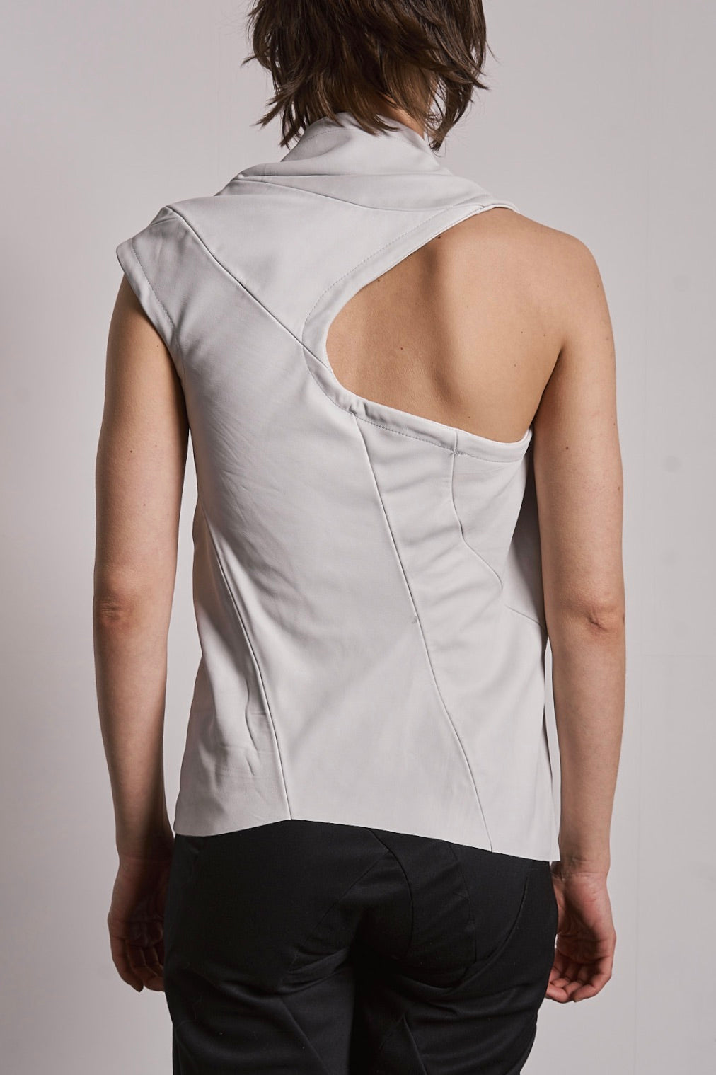 DISTORTION OPEN SHOULDER VEST