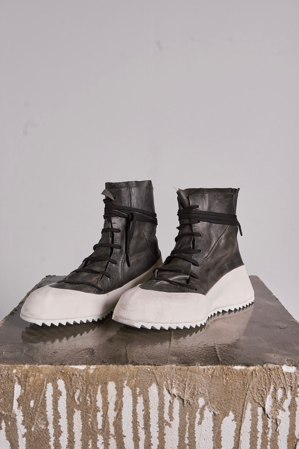 DISTORTION FEATHERWEIGHT HIGH TOP SNEAKER