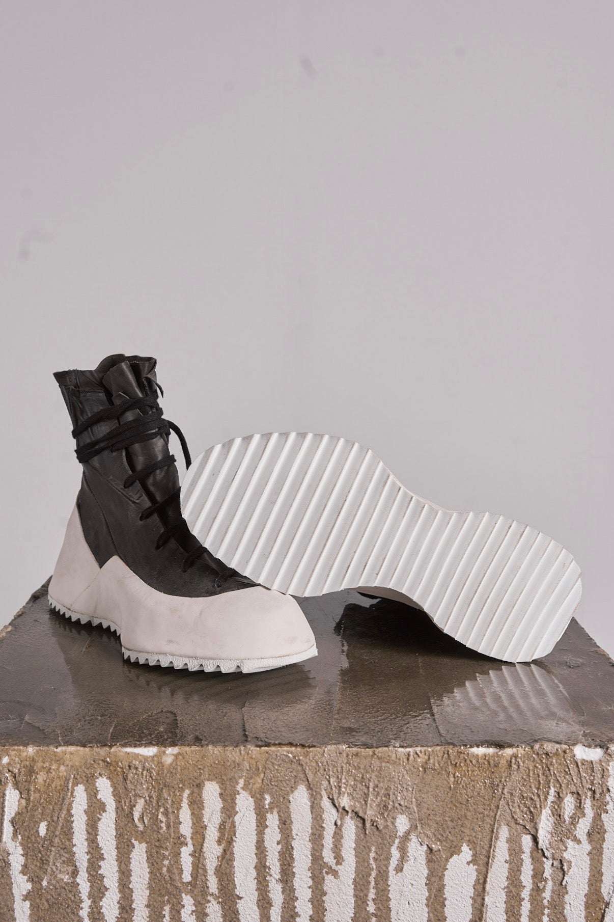 DISTORTION FEATHERWEIGHT HIGH TOP SNEAKER