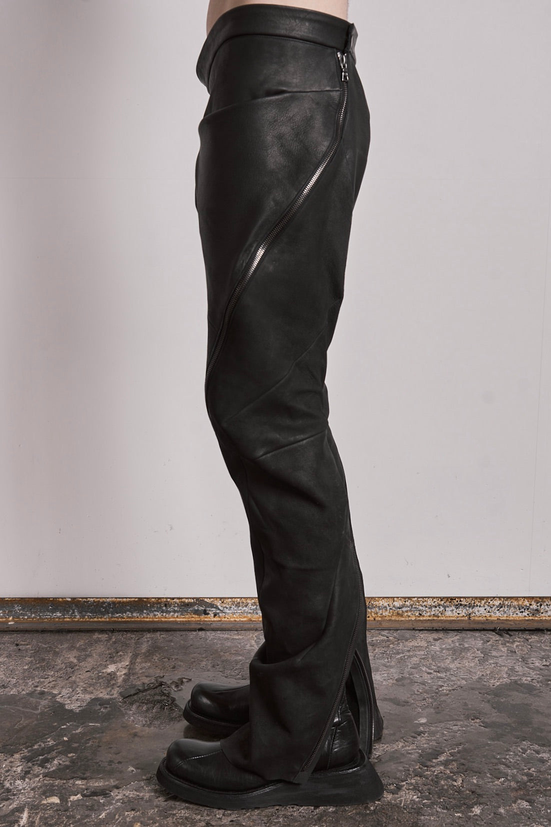 DISTORTION CURVED ZIPPED PANTS
