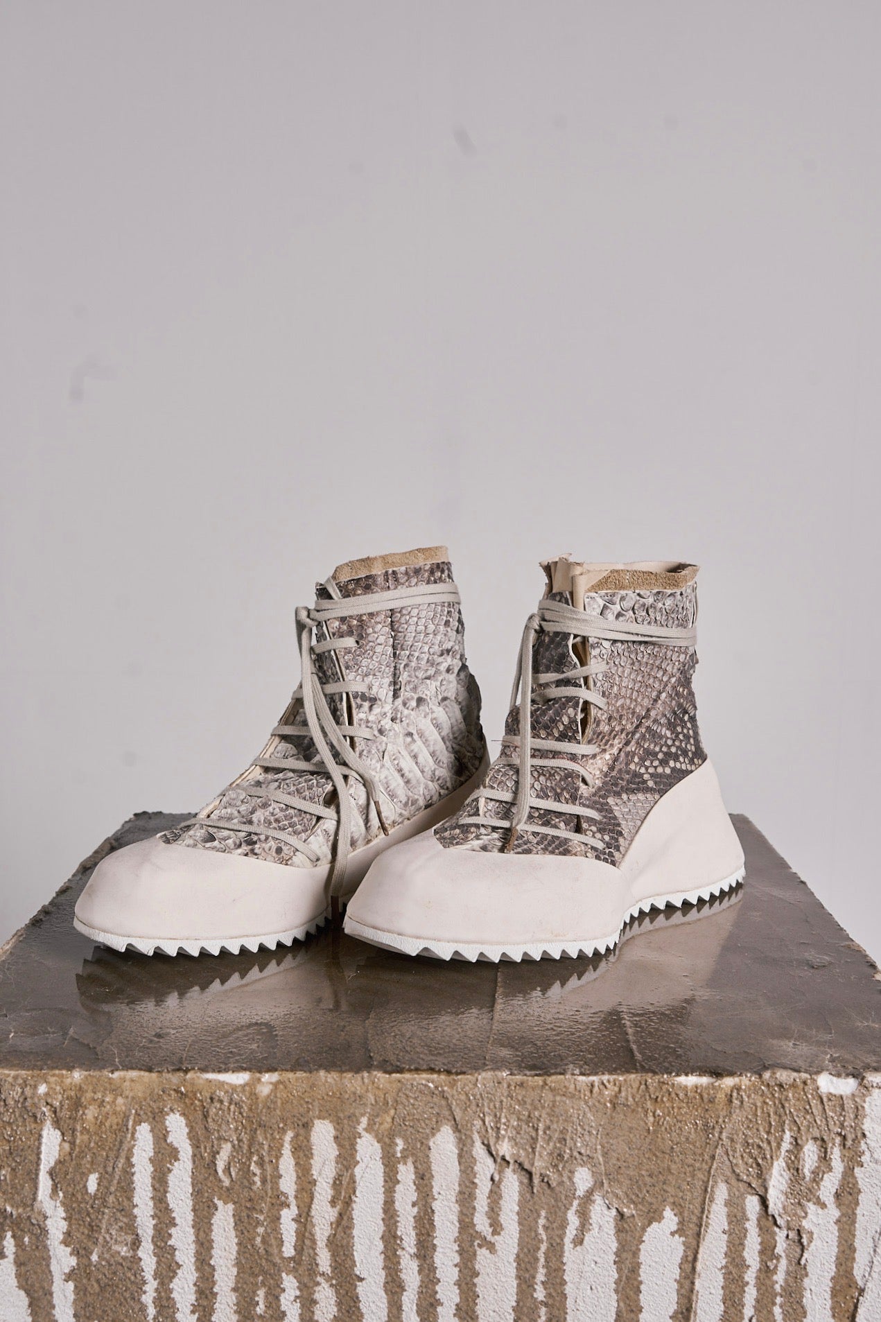DISTORTION FEATHERWEIGHT HIGH TOP SNEAKER