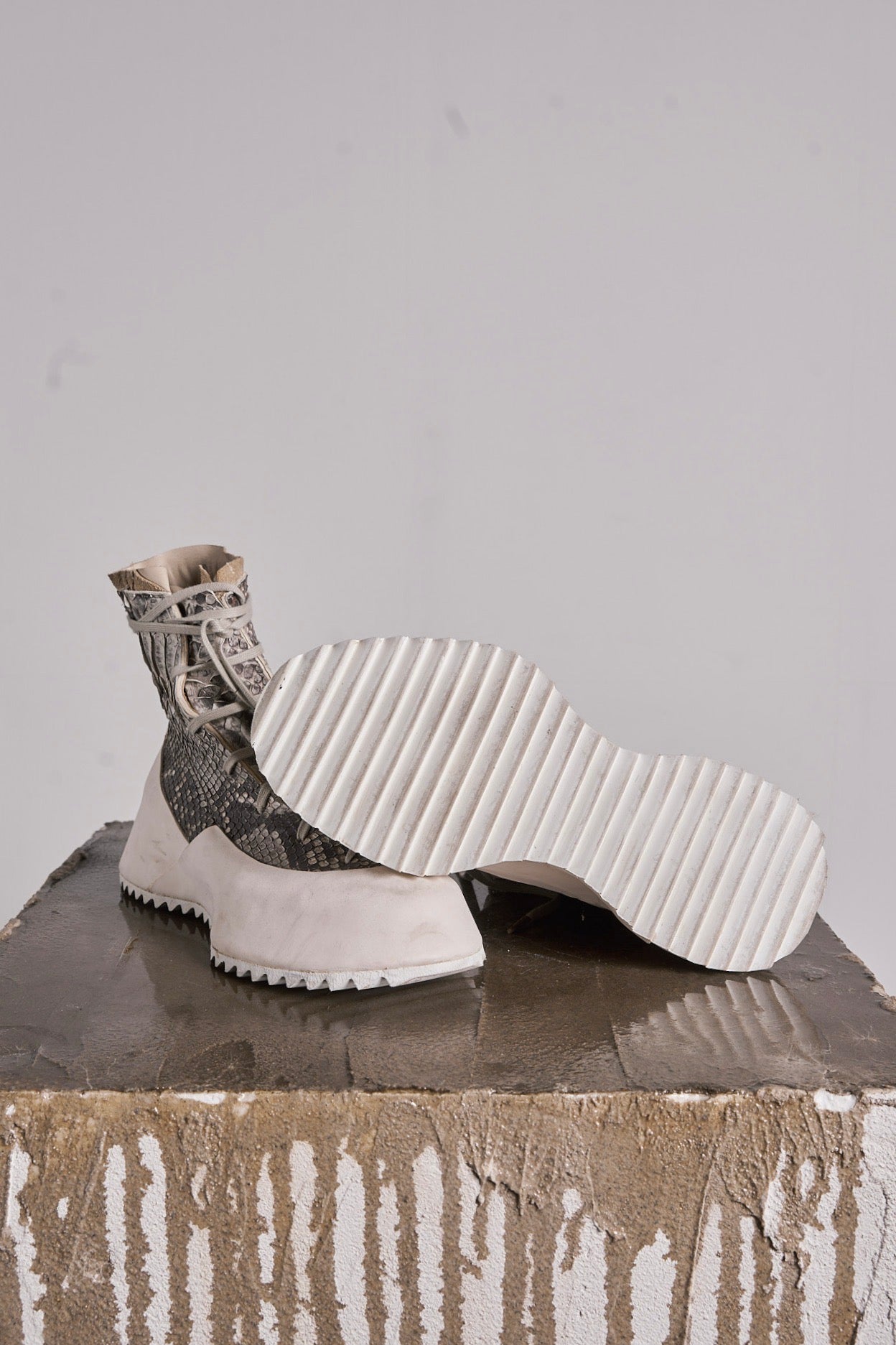 DISTORTION FEATHERWEIGHT HIGH TOP SNEAKER