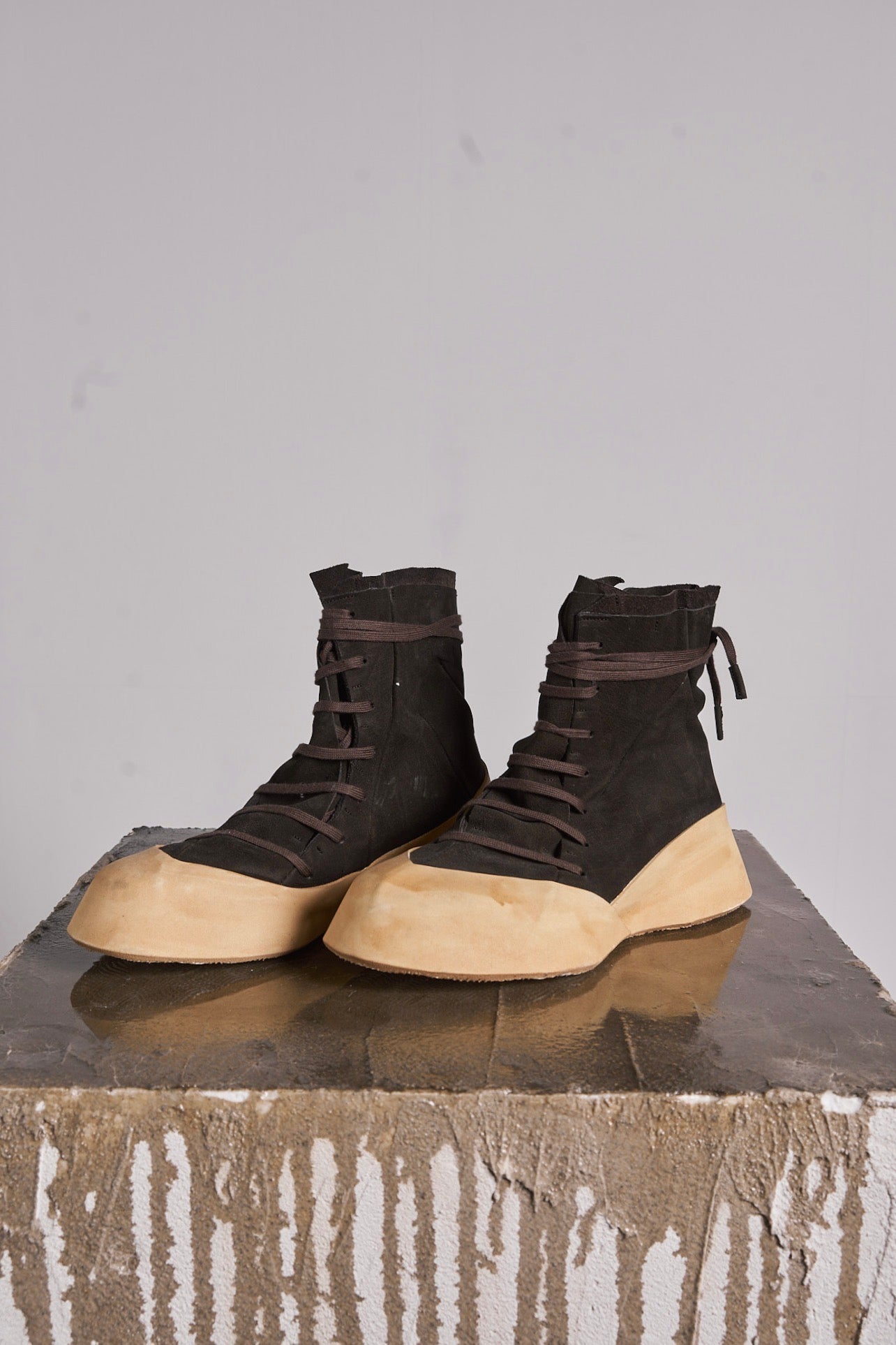 DISTORTION FEATHERWEIGHT HIGH TOP SNEAKER