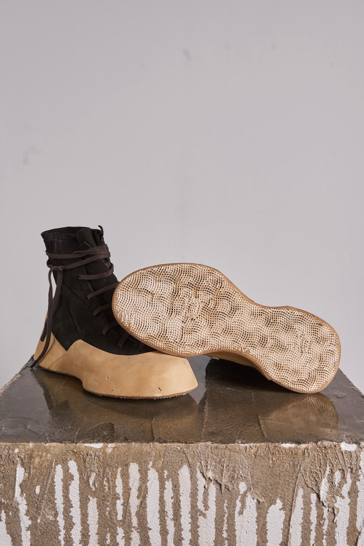 DISTORTION FEATHERWEIGHT HIGH TOP SNEAKER