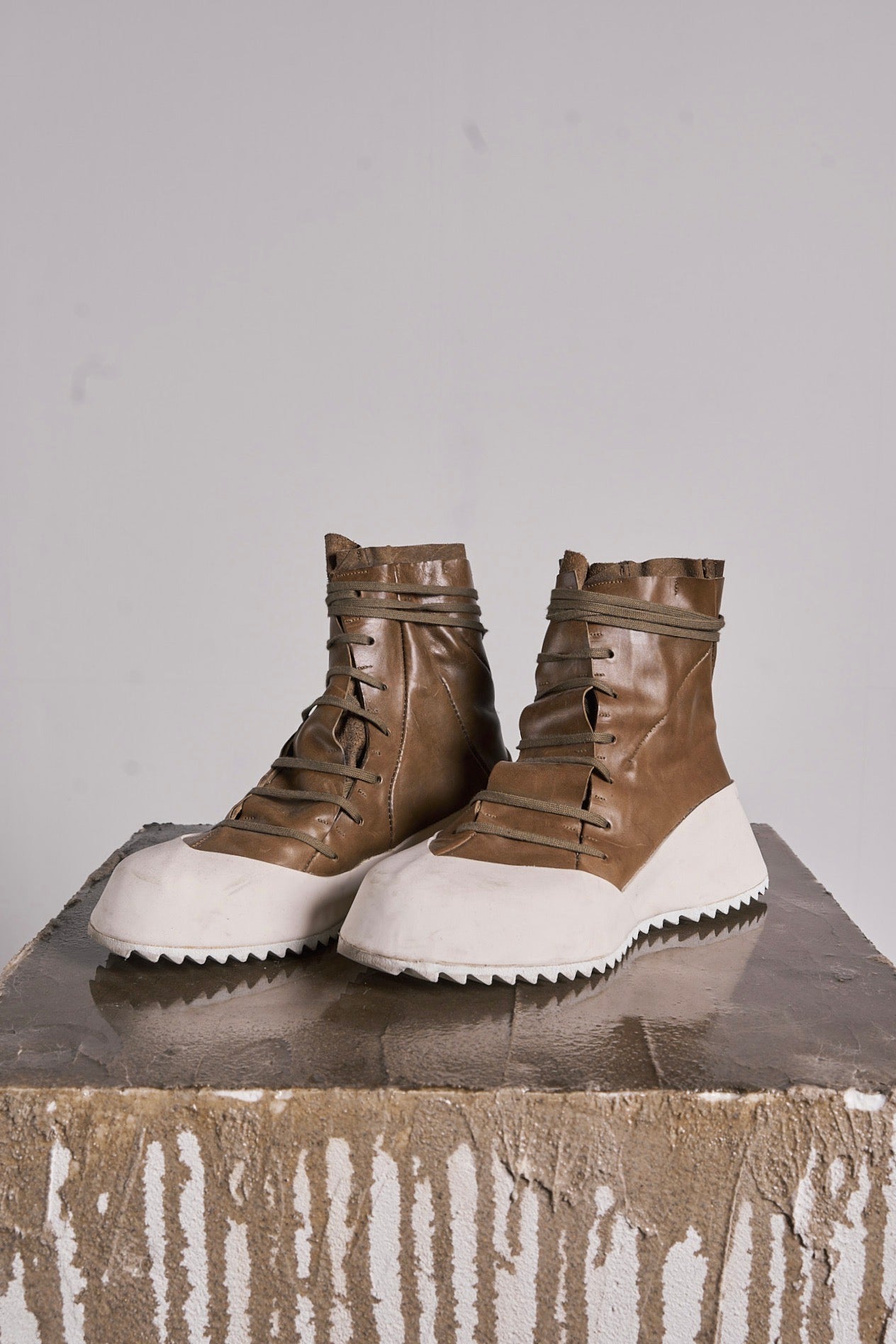 DISTORTION FEATHERWEIGHT HIGH TOP SNEAKER