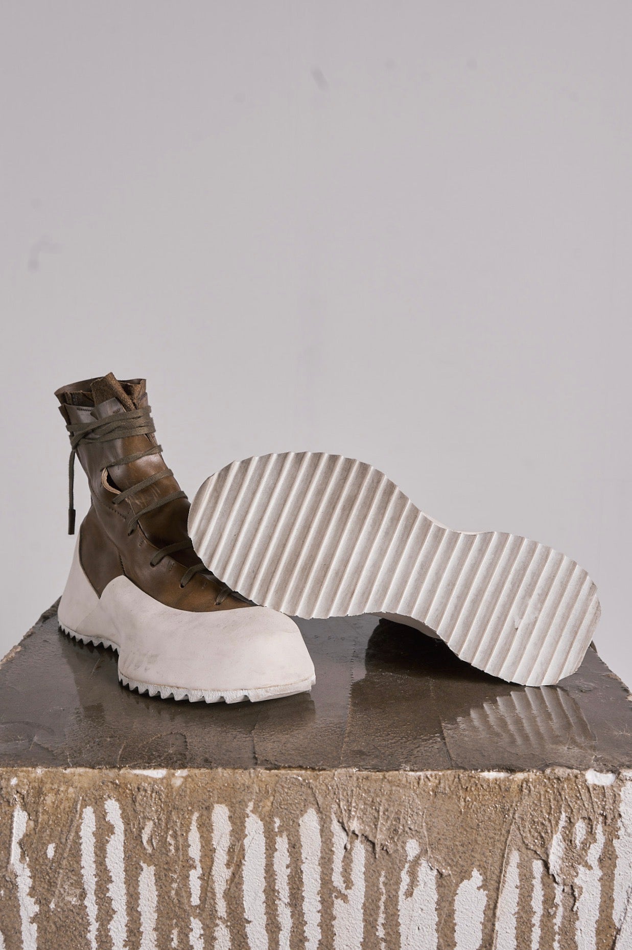 DISTORTION FEATHERWEIGHT HIGH TOP SNEAKER