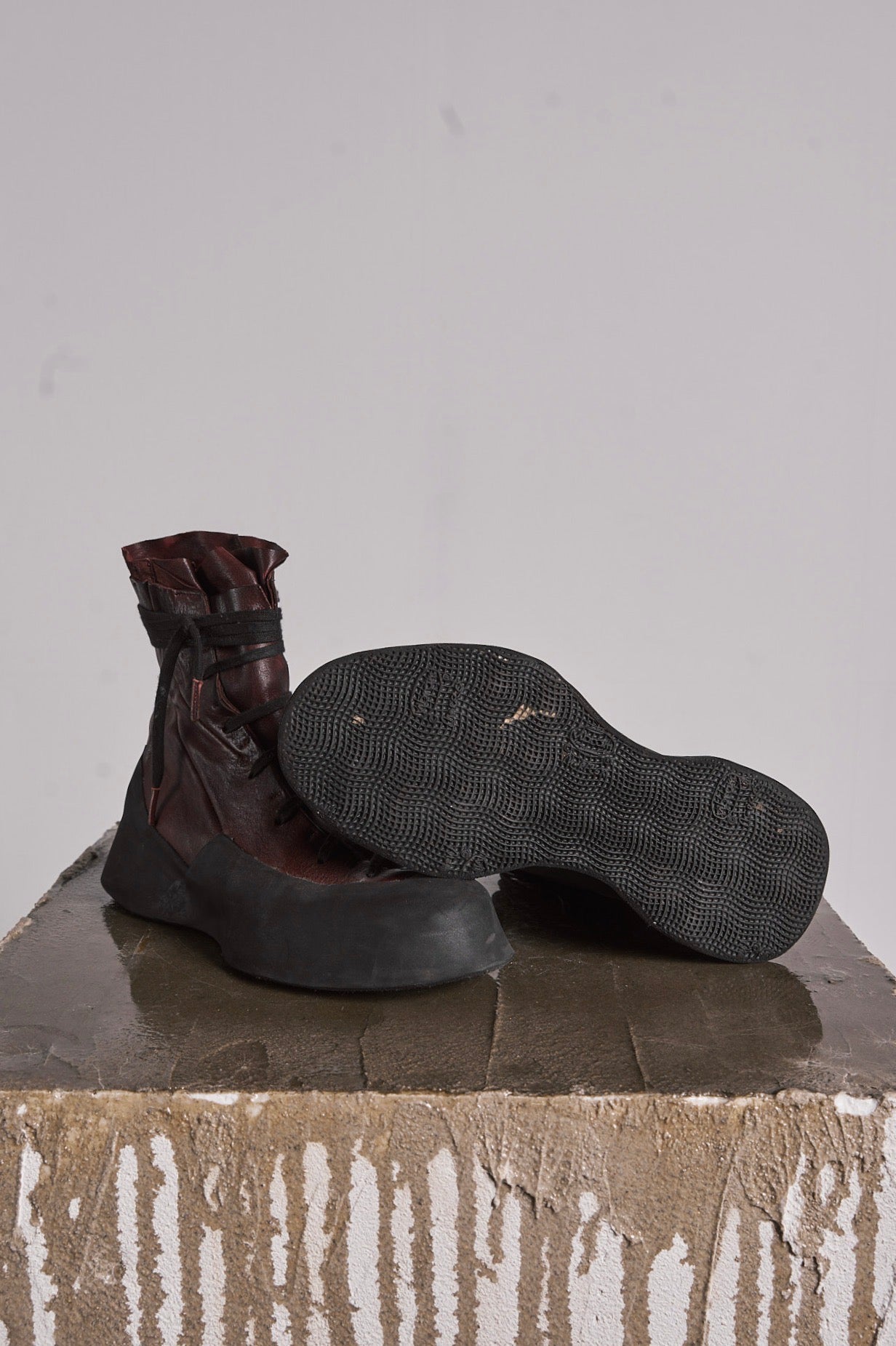 DISTORTION FEATHERWEIGHT HIGH TOP SNEAKER