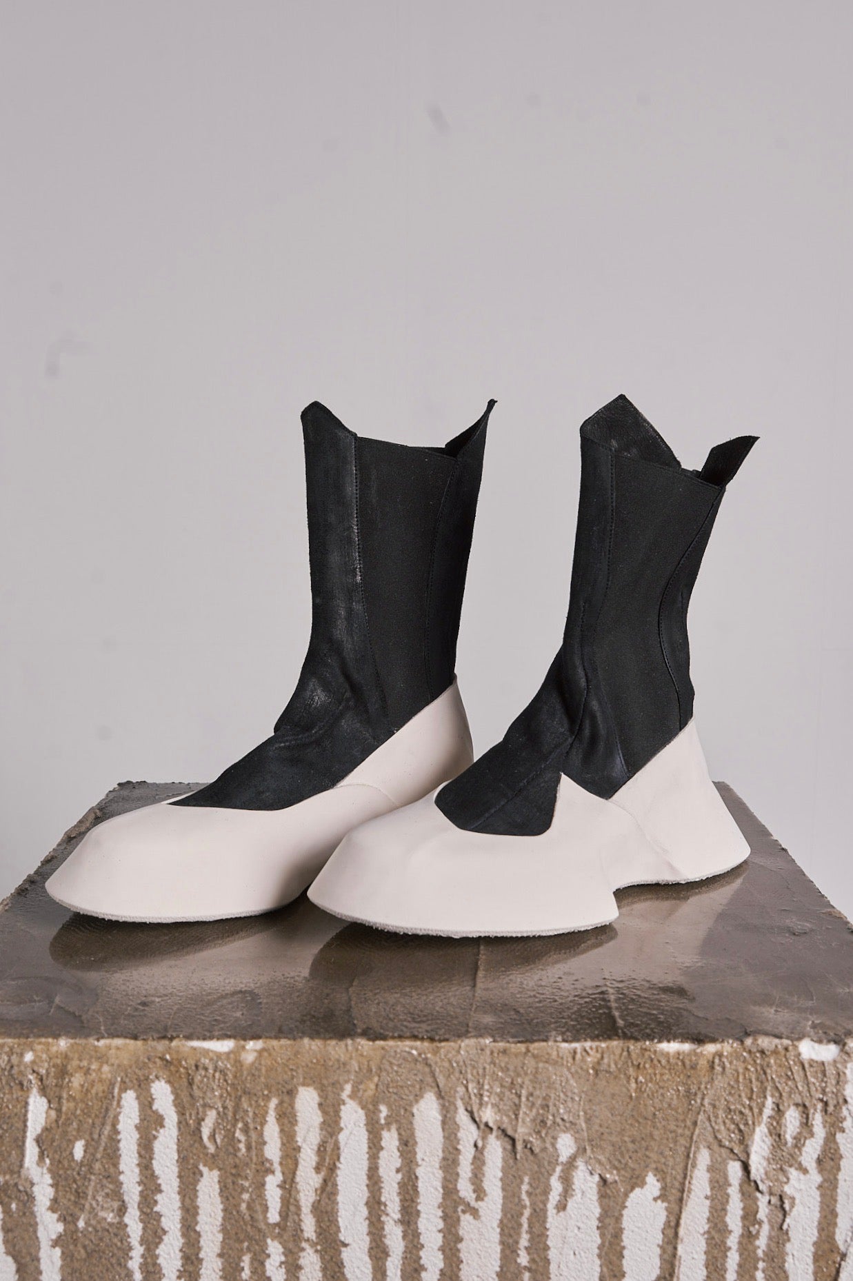 DISTORTION FEATHERWEIGHT HYBRID SNEAKER