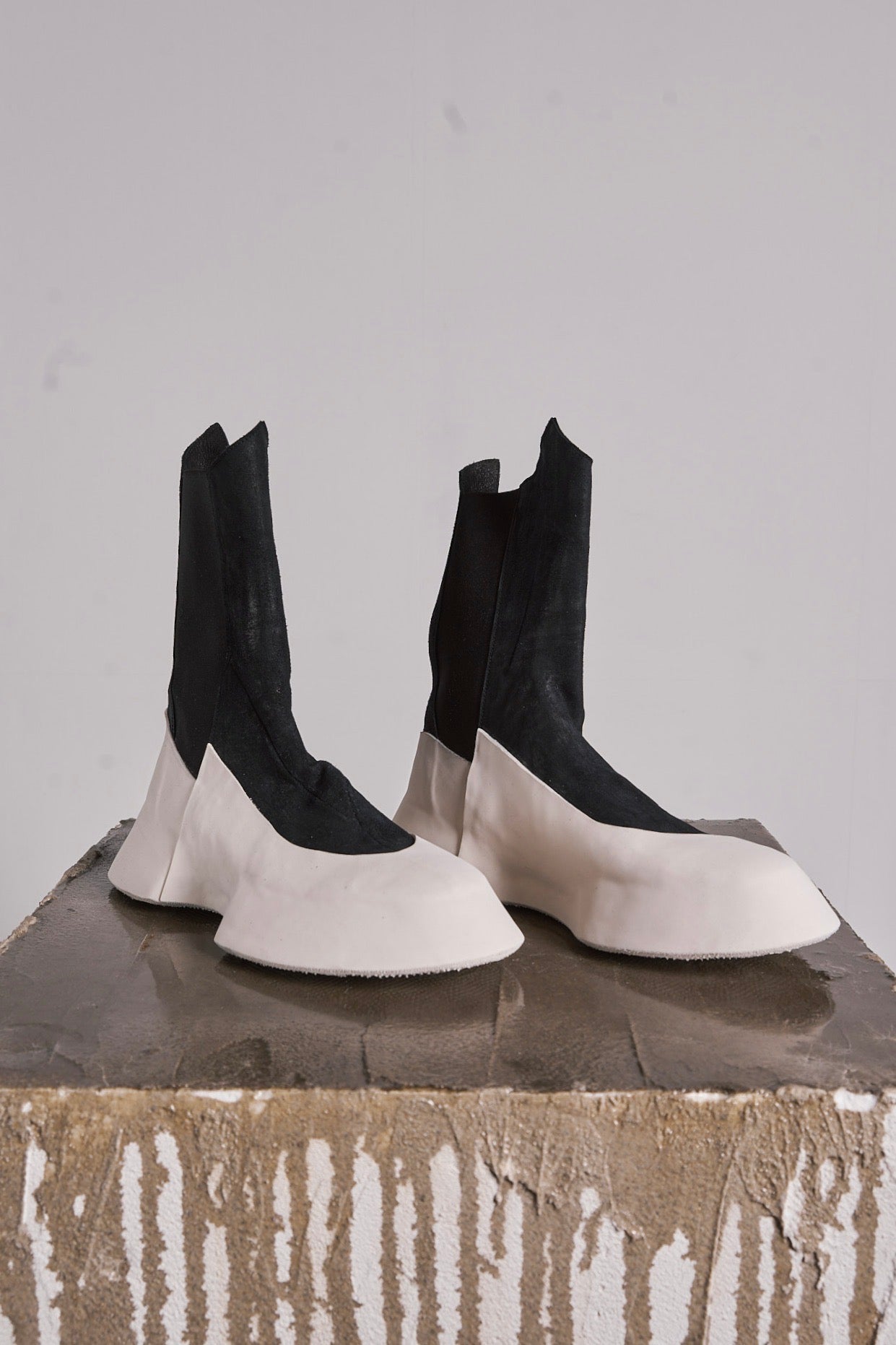 DISTORTION FEATHERWEIGHT HYBRID SNEAKER
