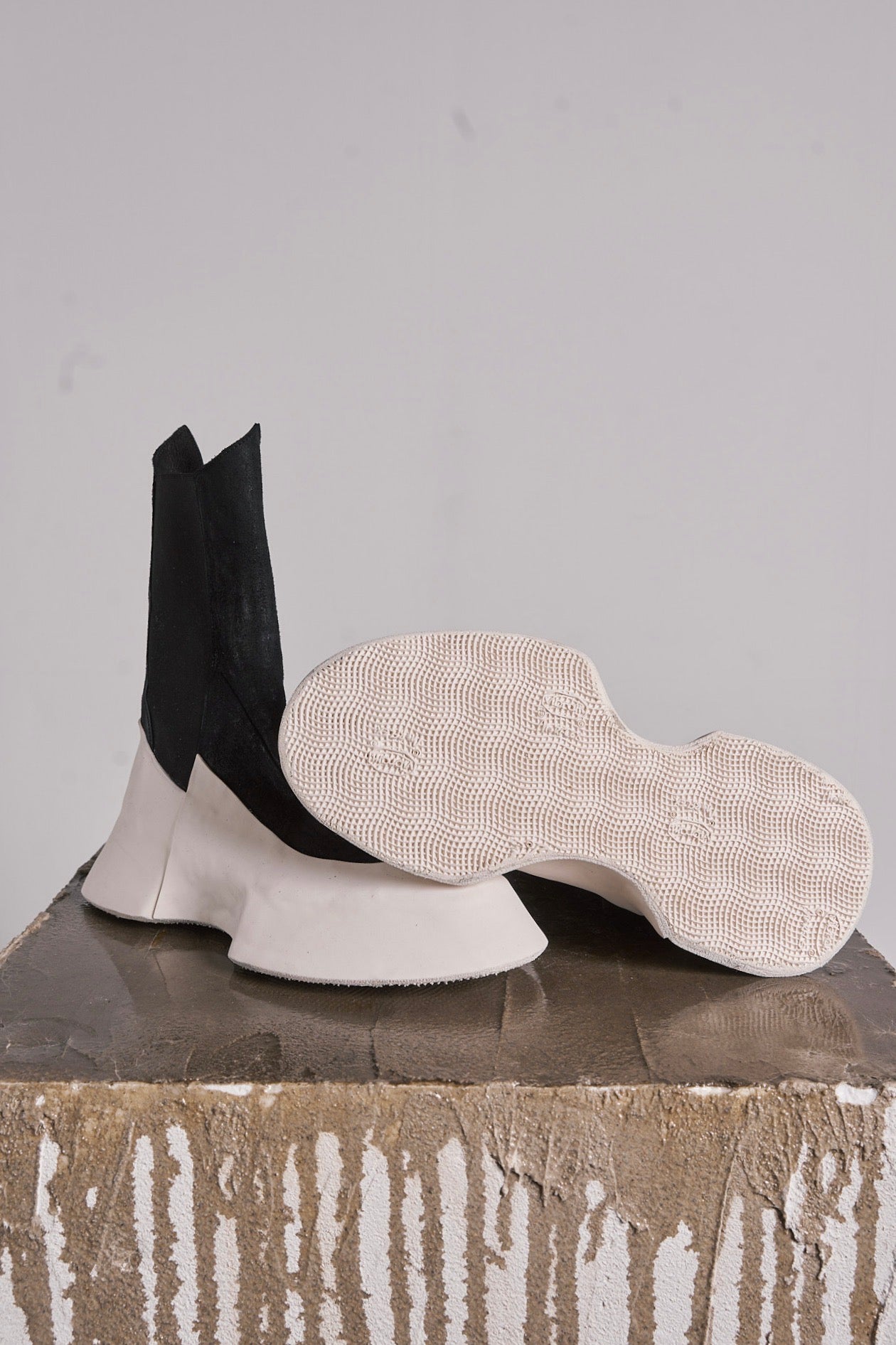 DISTORTION FEATHERWEIGHT HYBRID SNEAKER