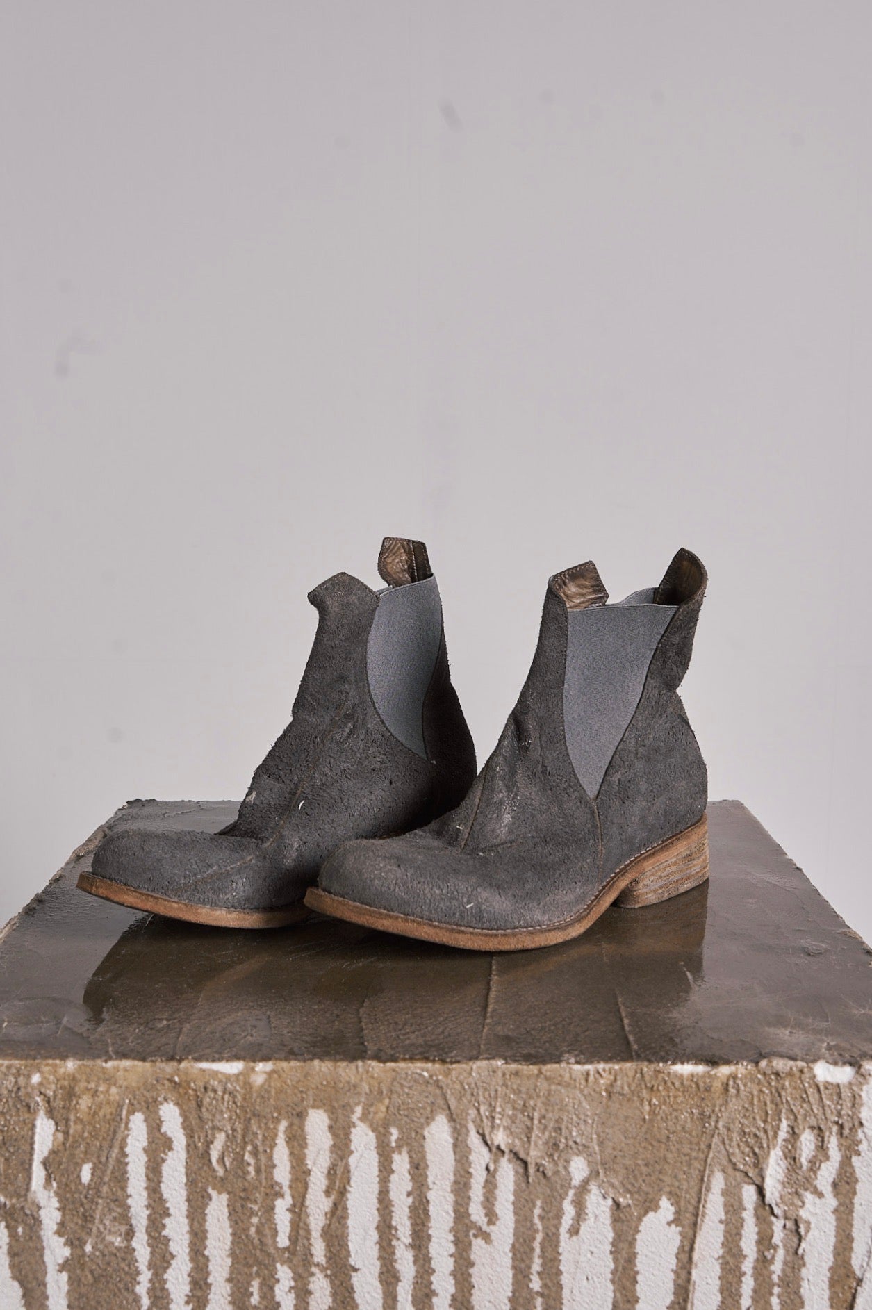 DISTORTION POINTED CHELSEA BOOT