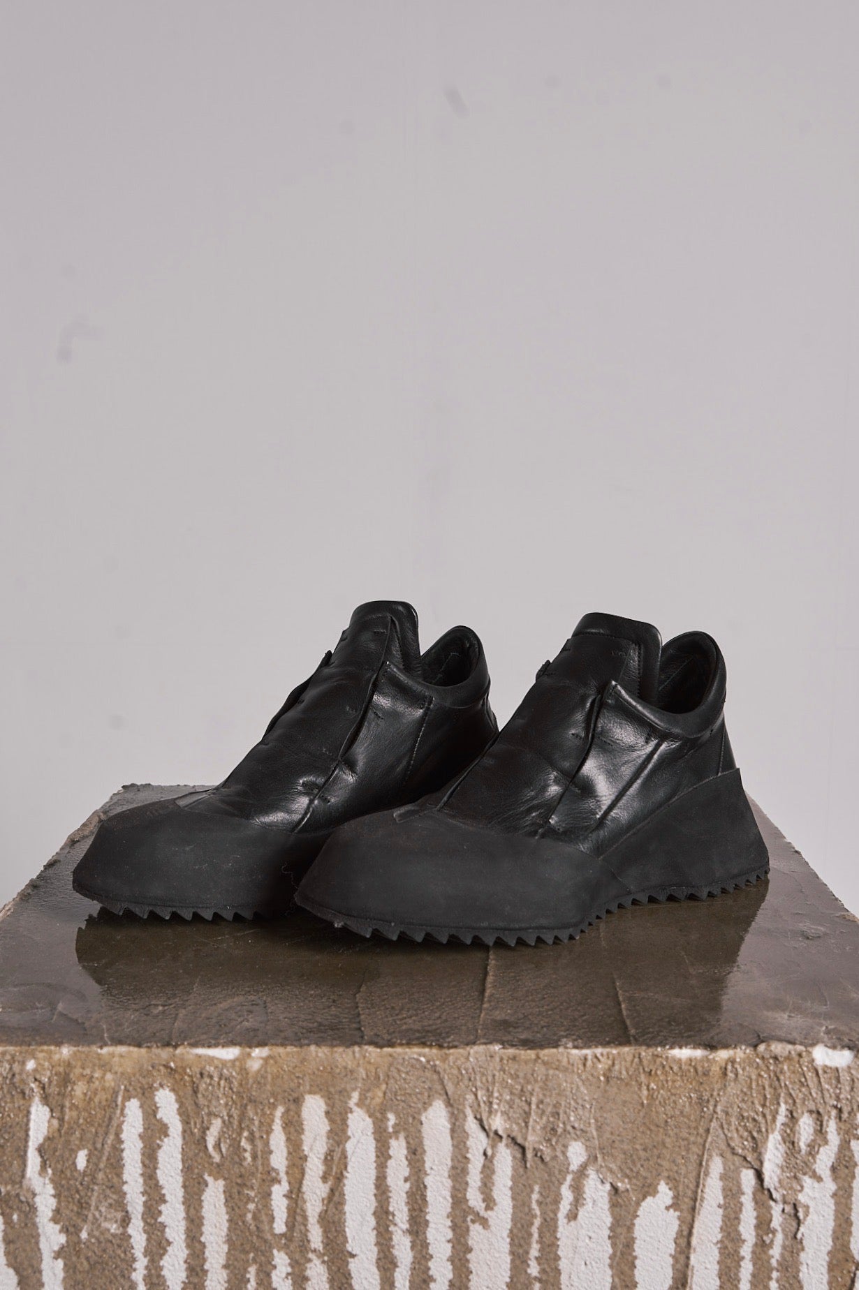 DISTORTION FEATHERWEIGHT LOW TOP SNEAKER