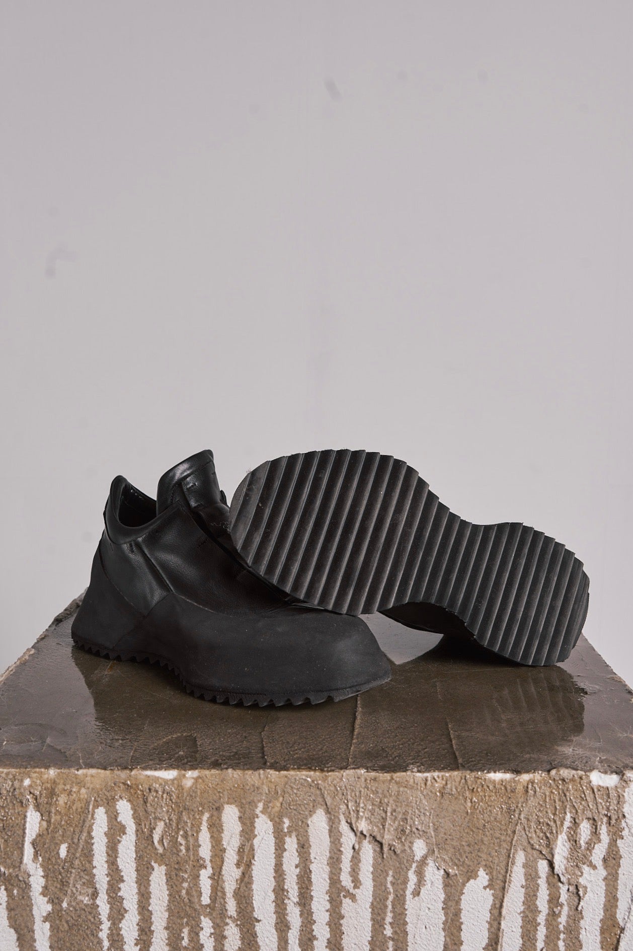 DISTORTION FEATHERWEIGHT LOW TOP SNEAKER