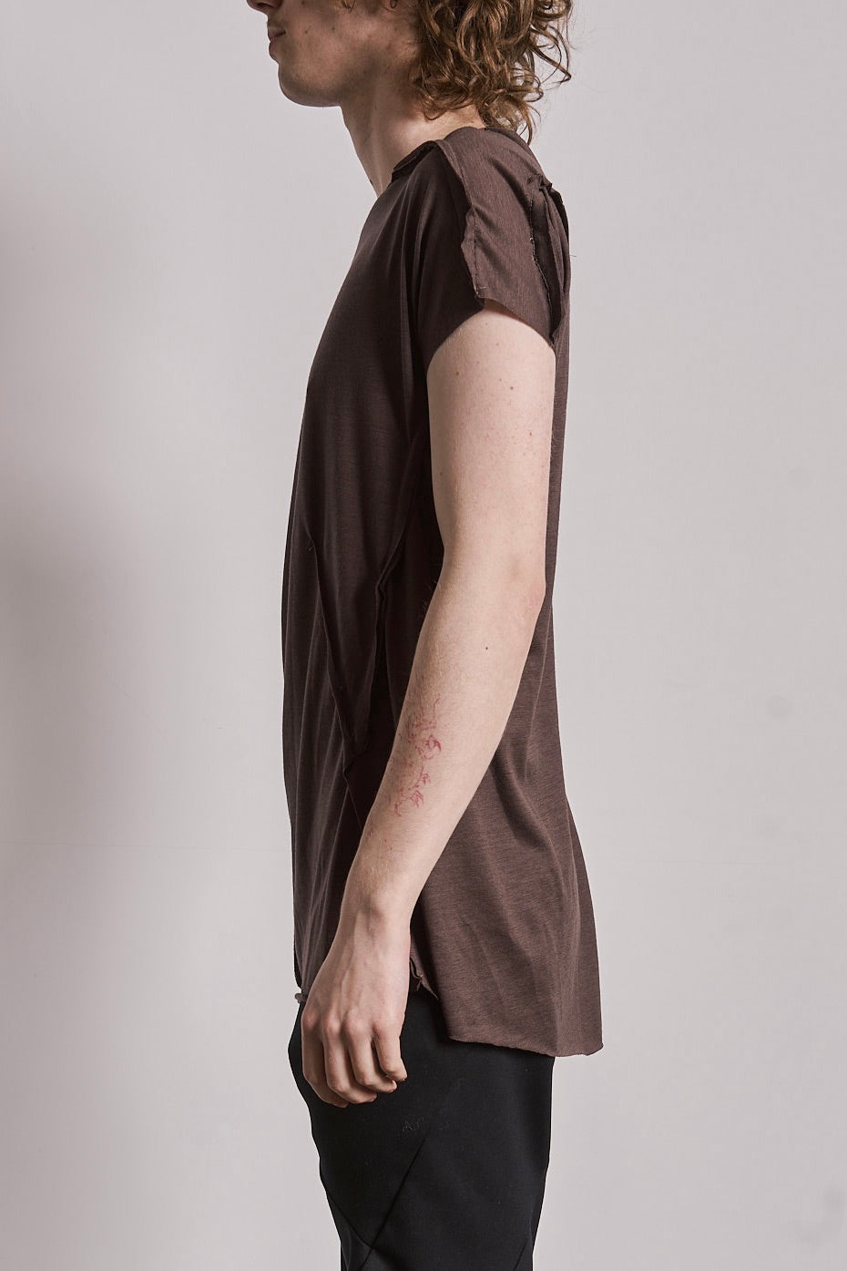 DISTORTION CAP SLEEVE T-SHIRT
