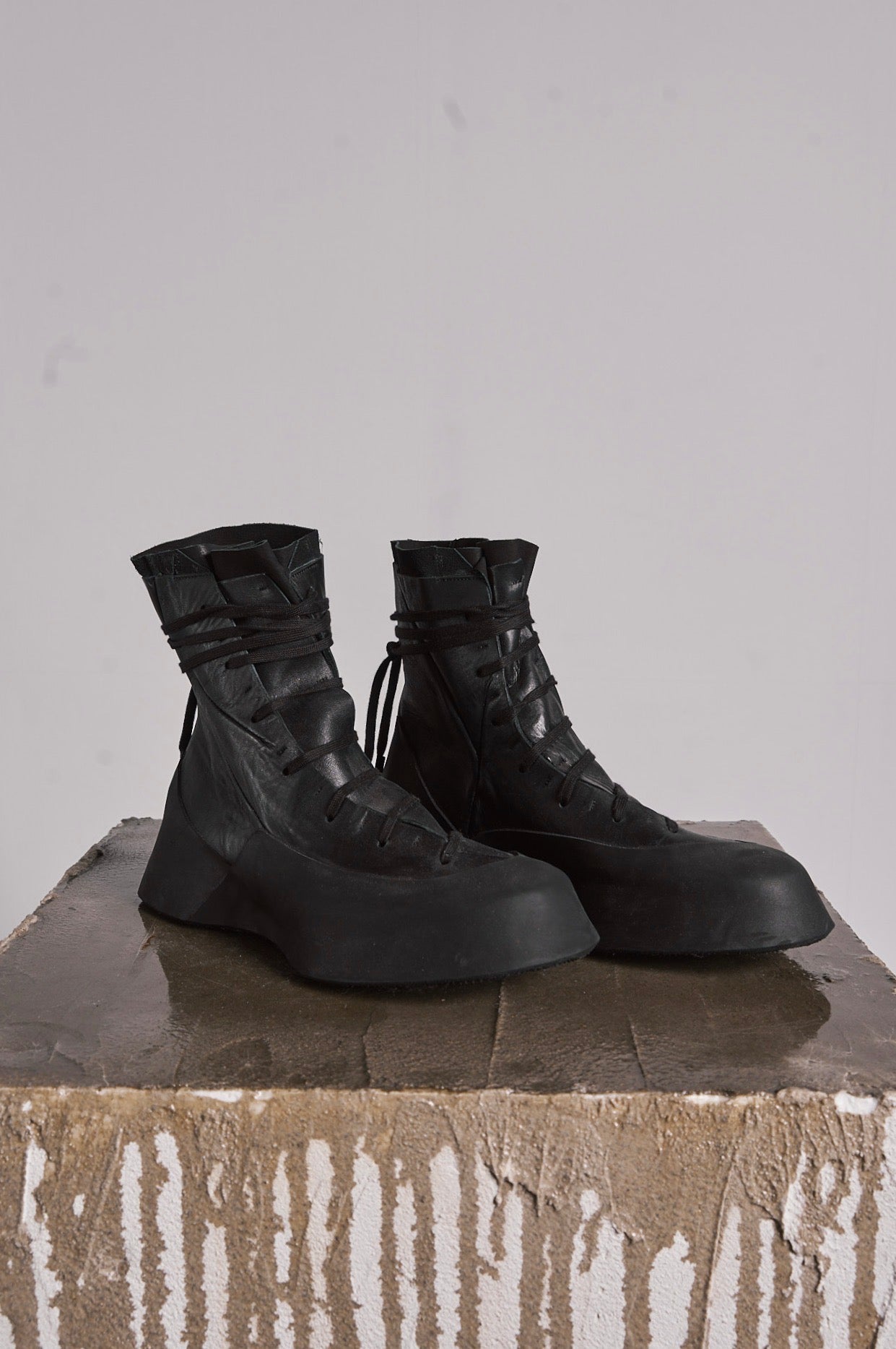 DISTORTION FEATHERWEIGHT HIGH TOP SNEAKER