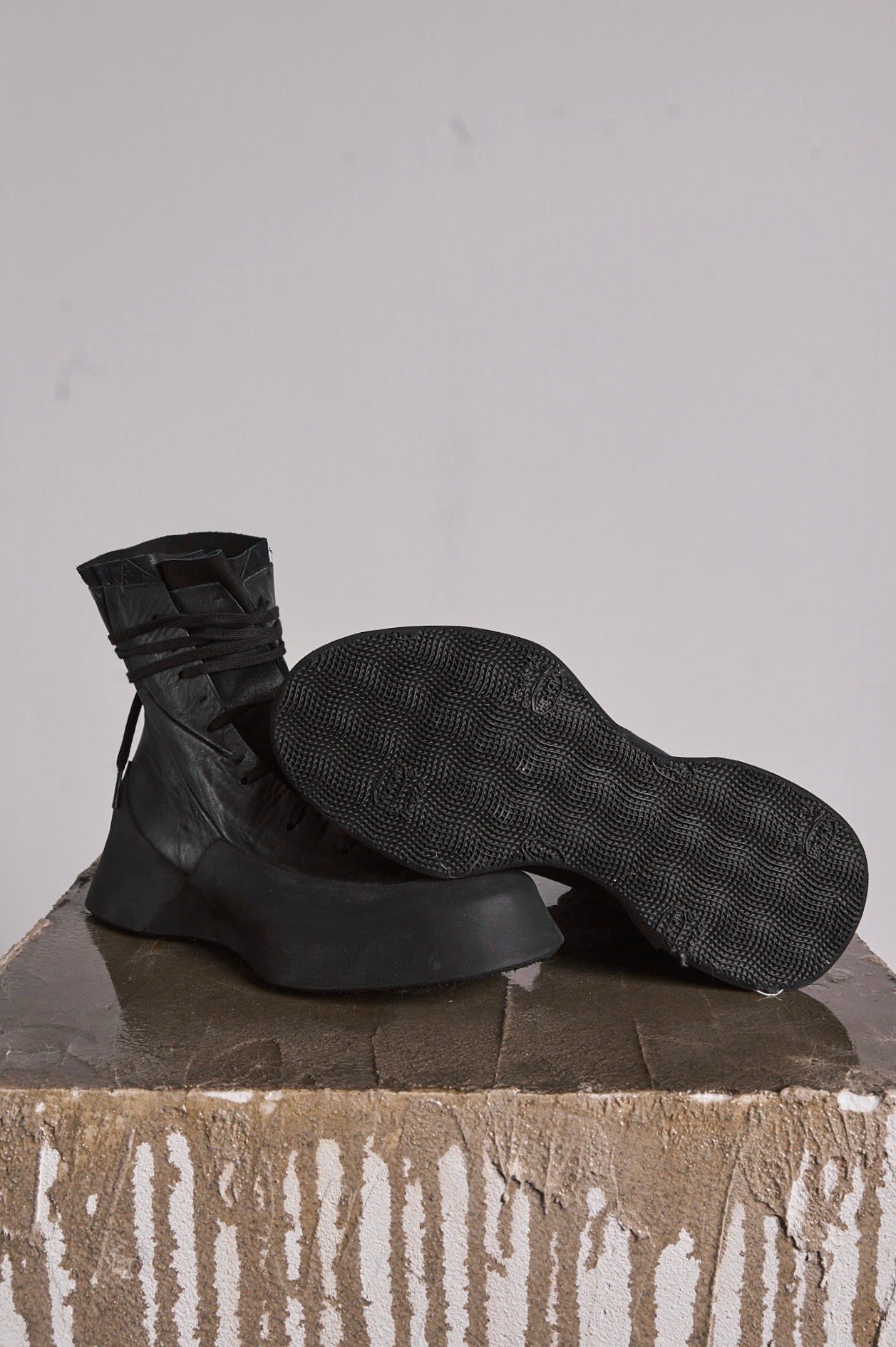 DISTORTION FEATHERWEIGHT HIGH TOP SNEAKER