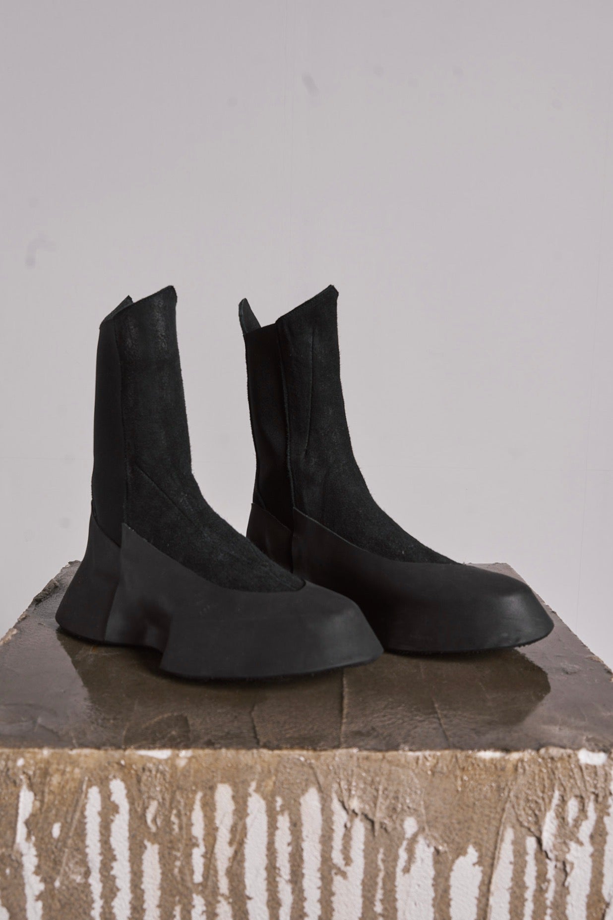 DISTORTION FEATHERWEIGHT HYBRID SNEAKER