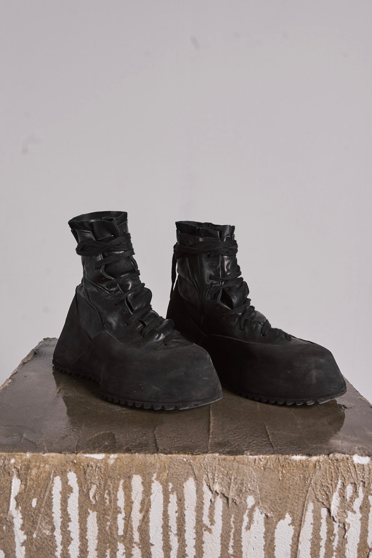 DISTORTION FEATHERWEIGHT HIGH TOP SNEAKER