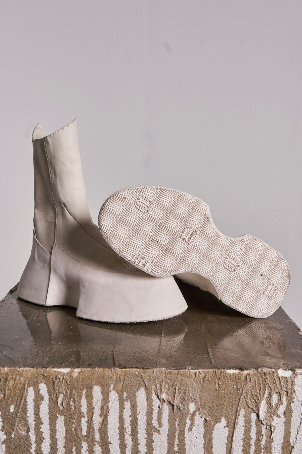 DISTORTION FEATHERWEIGHT HYBRID SNEAKER