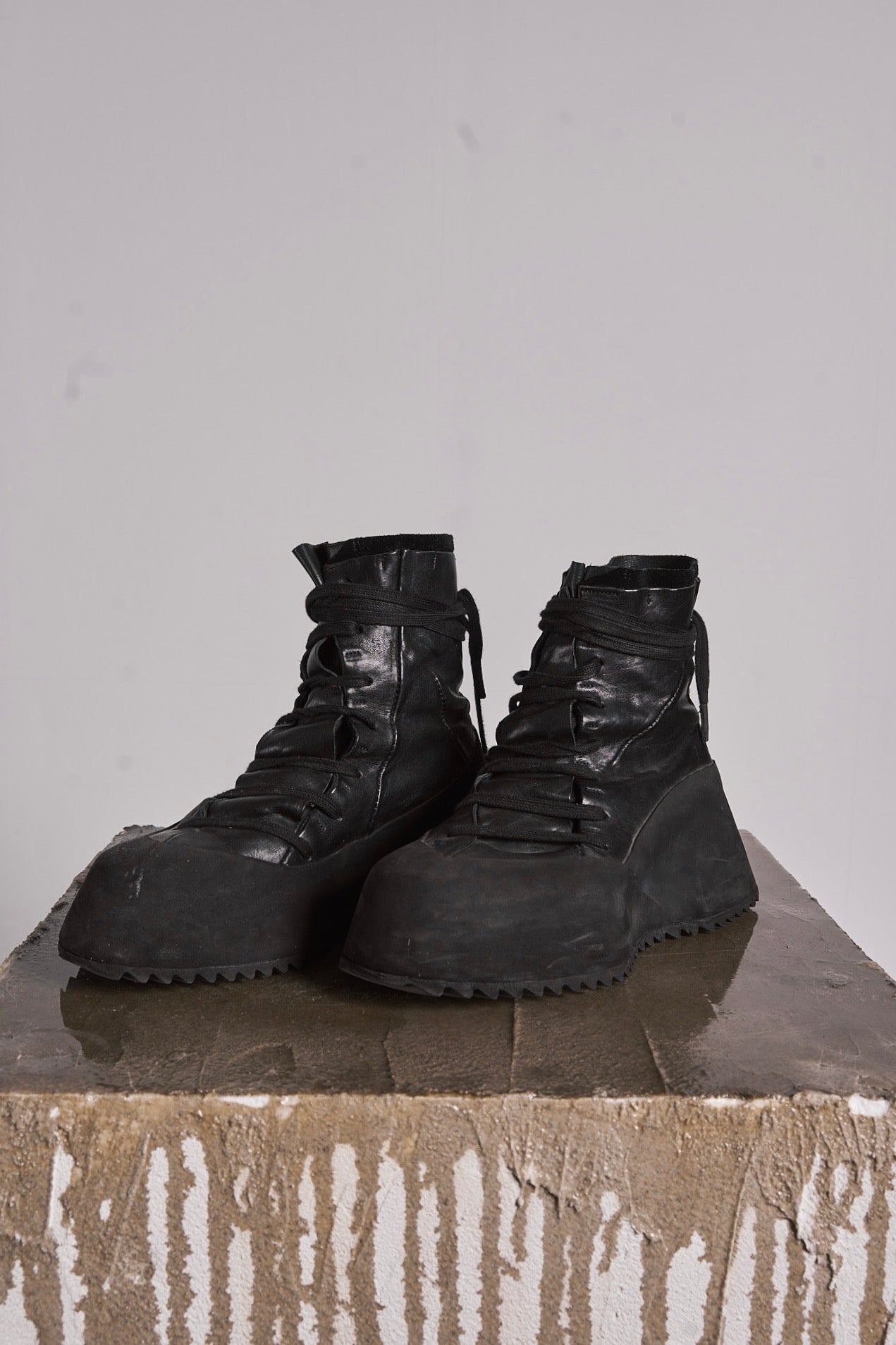 DISTORTION FEATHERWEIGHT HIGH TOP SNEAKER