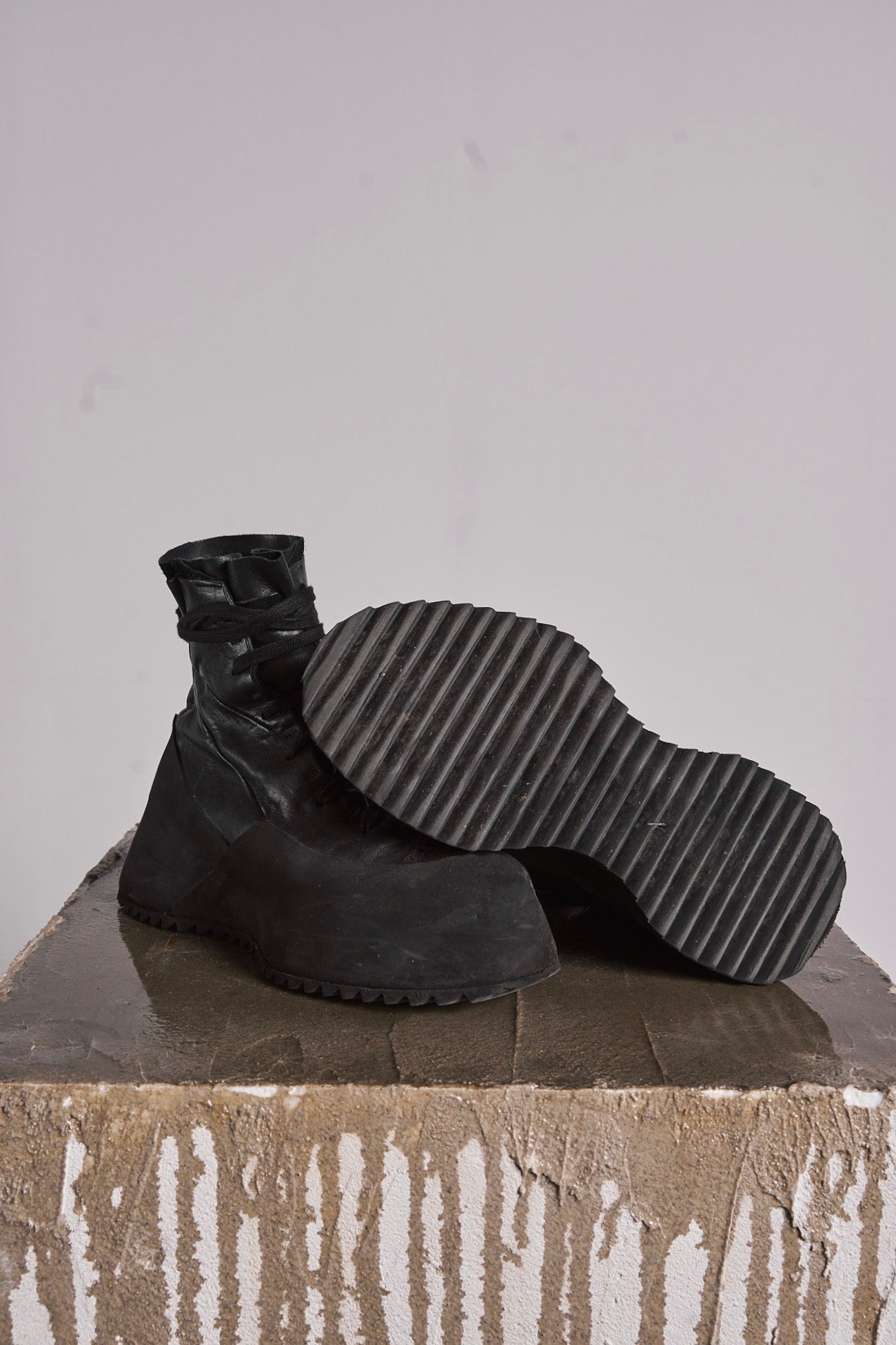 DISTORTION FEATHERWEIGHT HIGH TOP SNEAKER