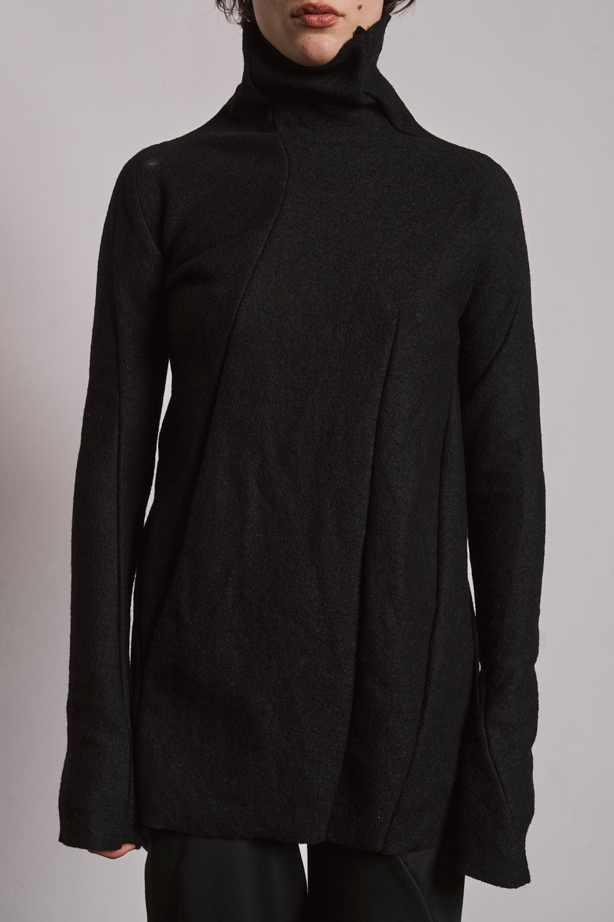 DISTORTION TURTLENECK