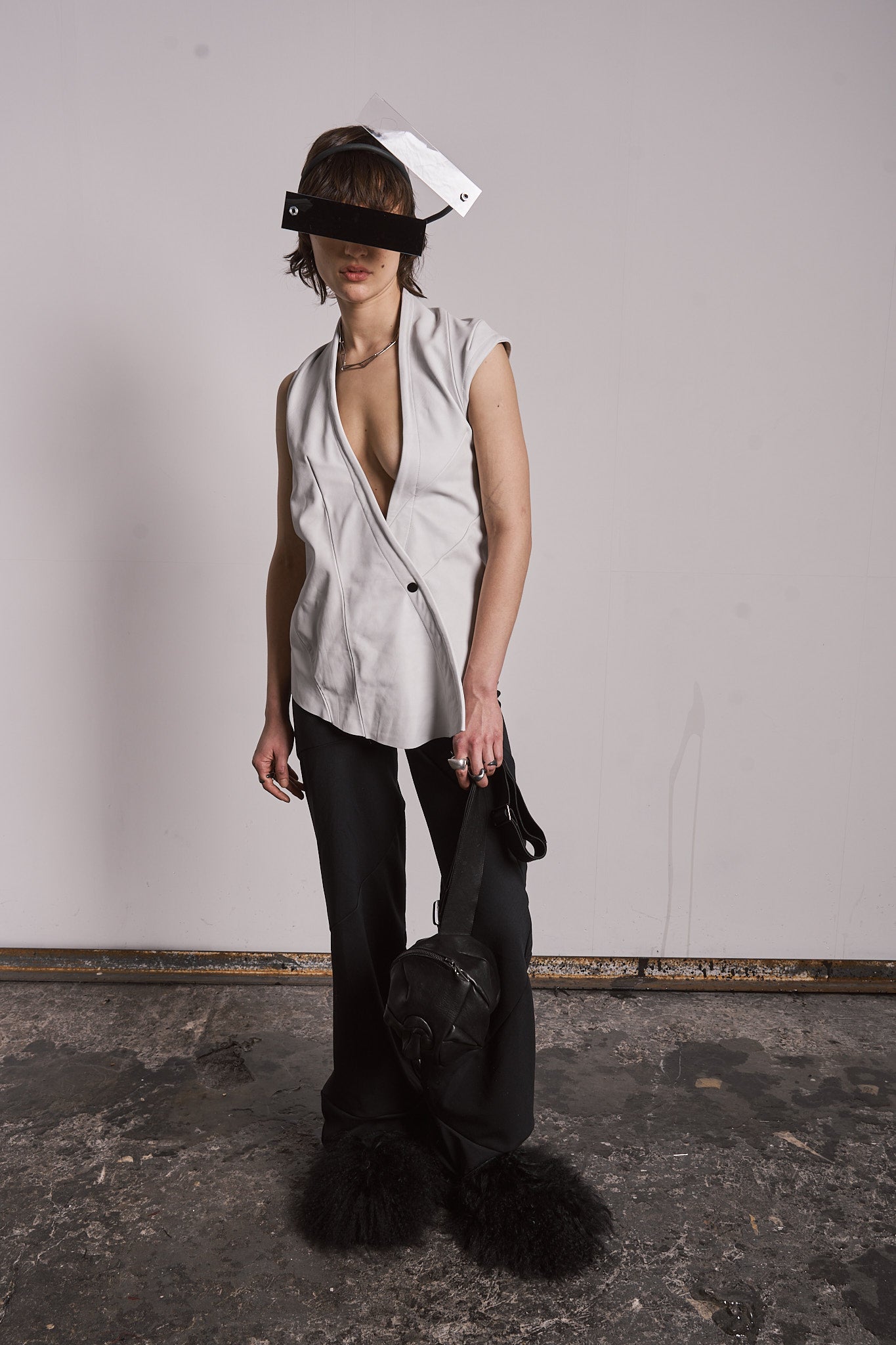 DISTORTION OPEN SHOULDER VEST