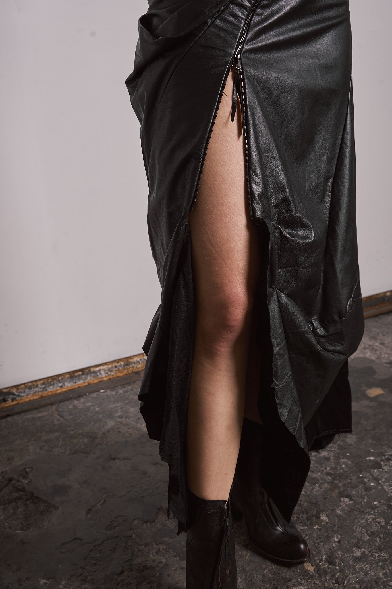 DISTORTION KNEE SKIRT