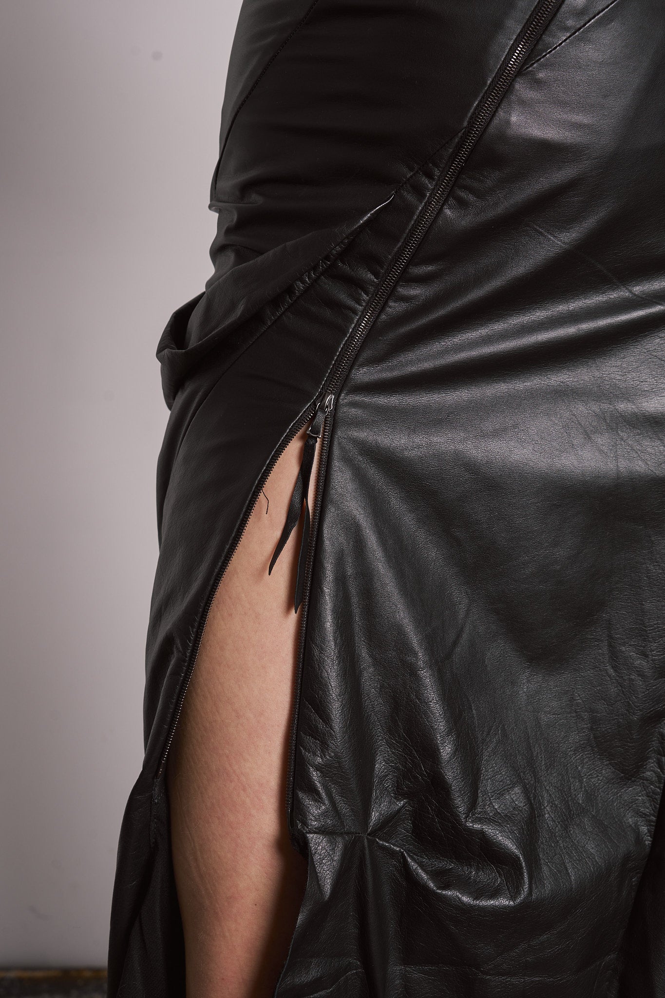 DISTORTION KNEE SKIRT