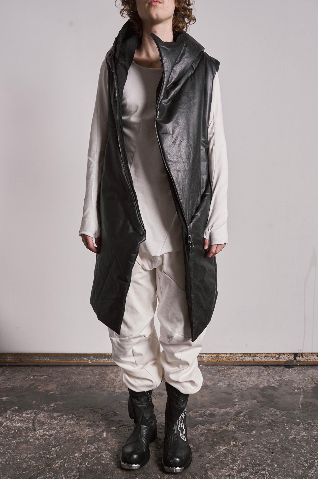 DISTORTION CURVED HOODED VEST