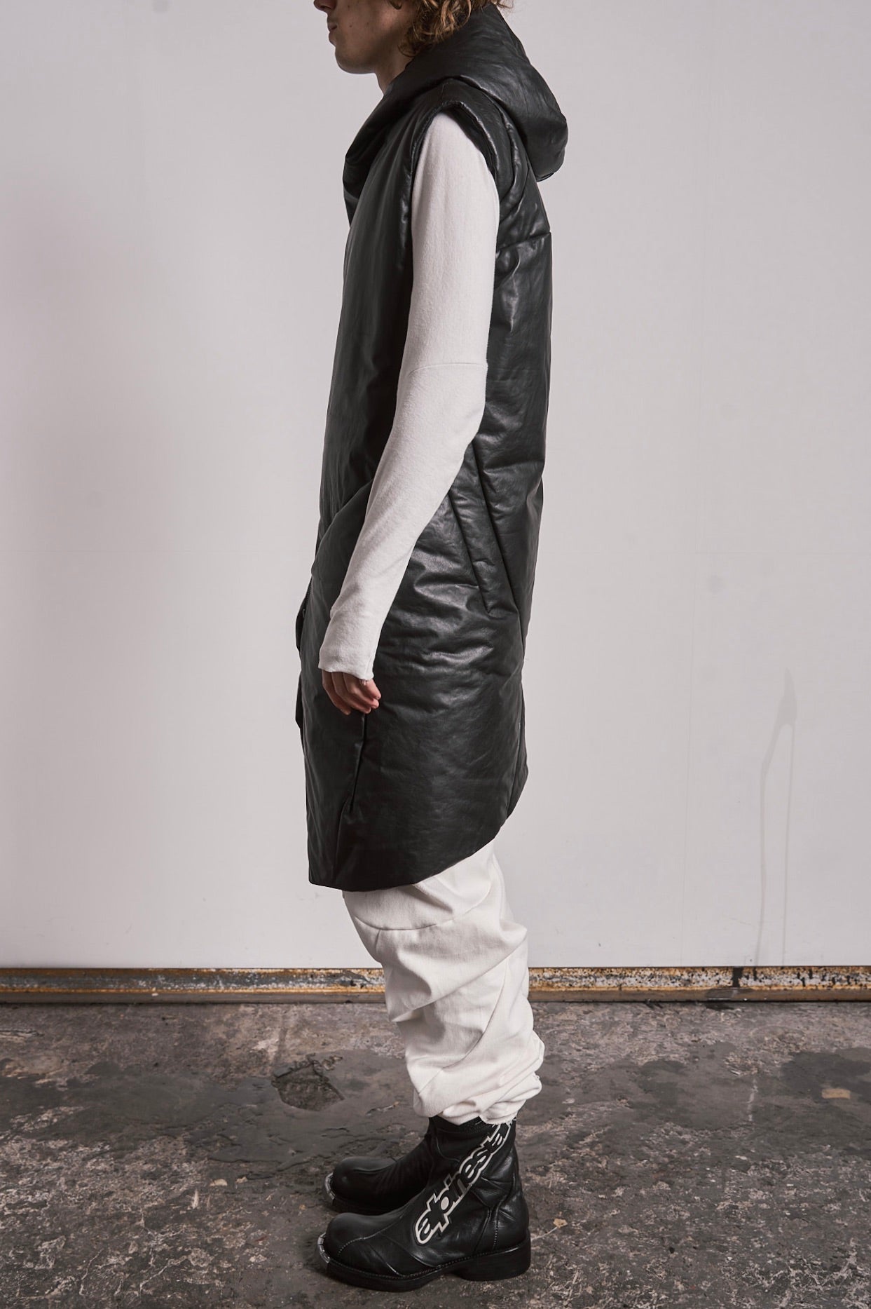 DISTORTION CURVED HOODED VEST