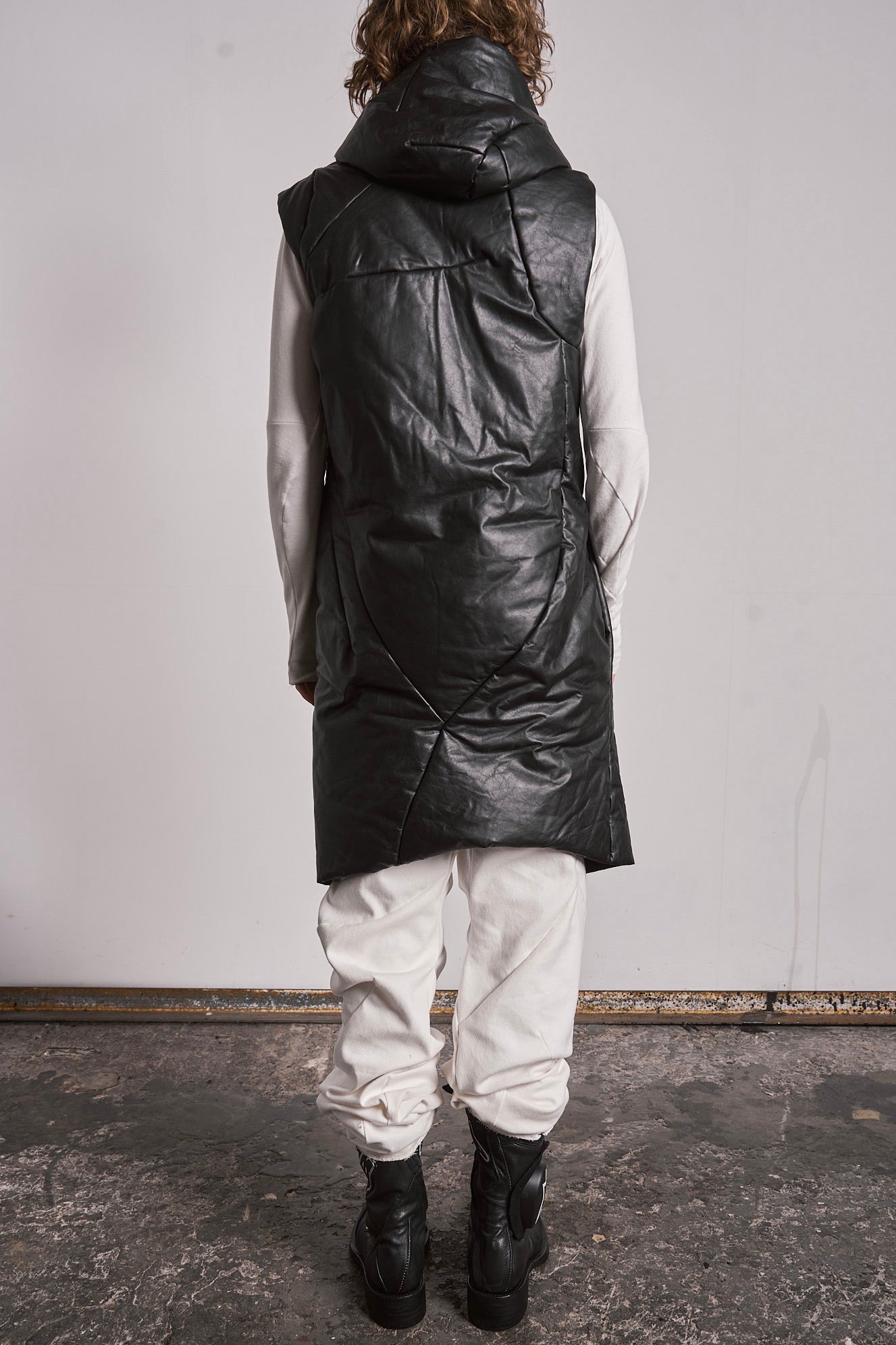DISTORTION CURVED HOODED VEST