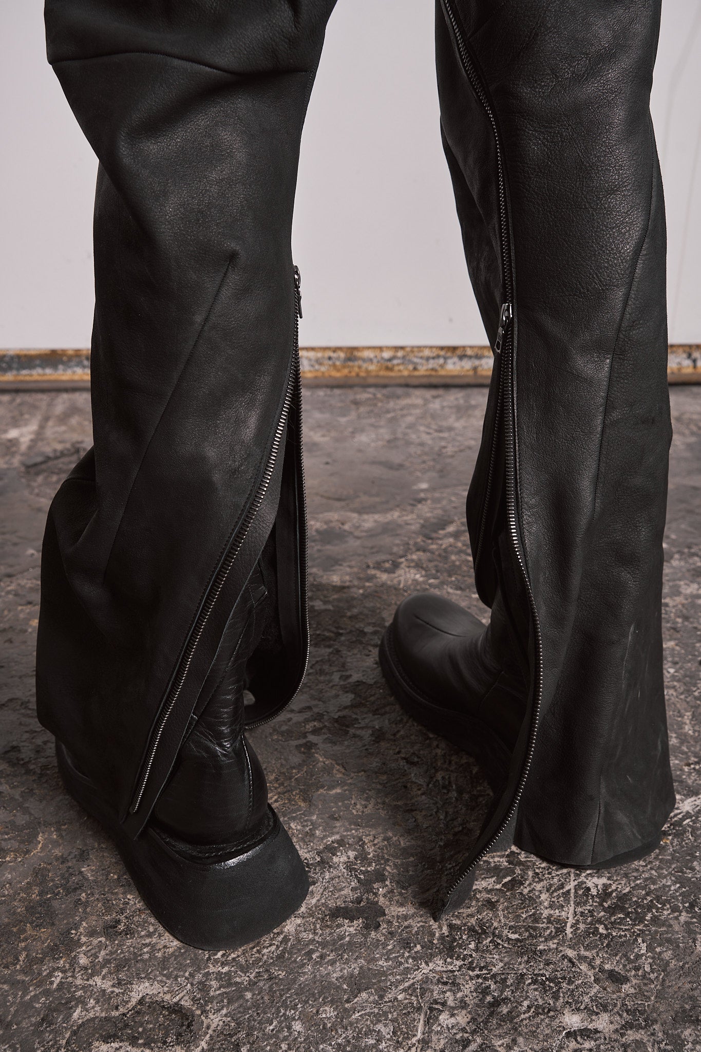 DISTORTION CURVED ZIPPED PANTS