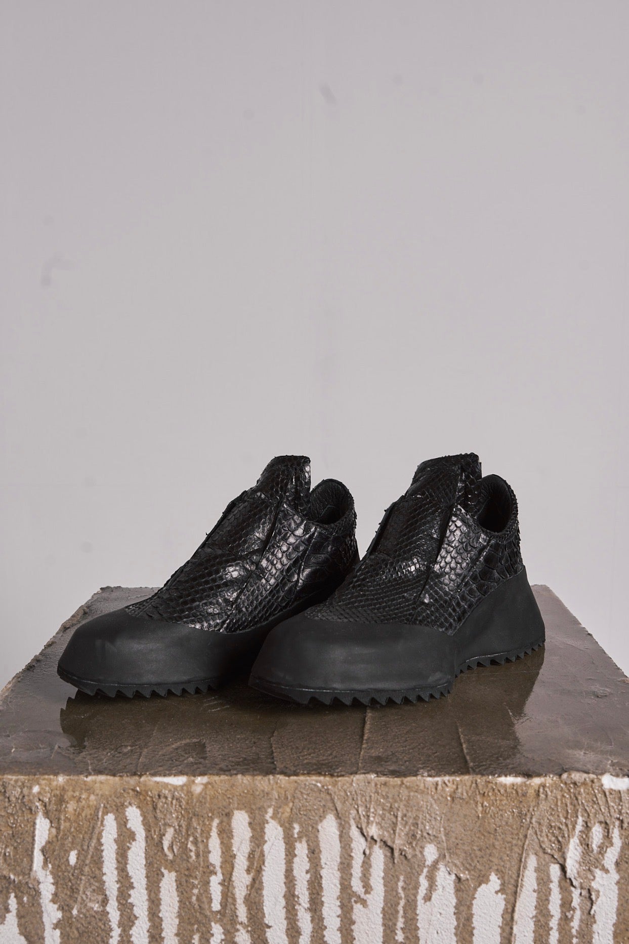 DISTORTION FEATHERWEIGHT LOW TOP SNEAKER