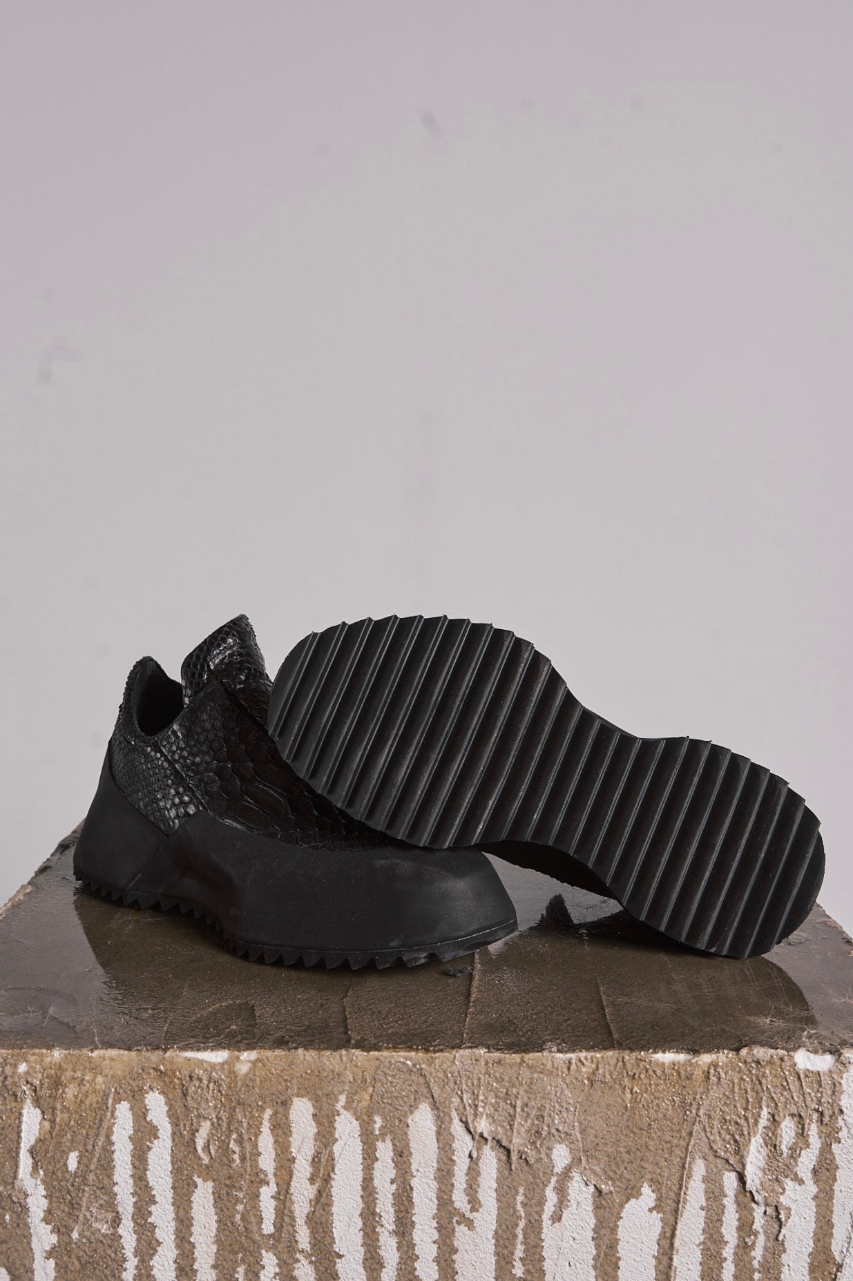 DISTORTION FEATHERWEIGHT LOW TOP SNEAKER